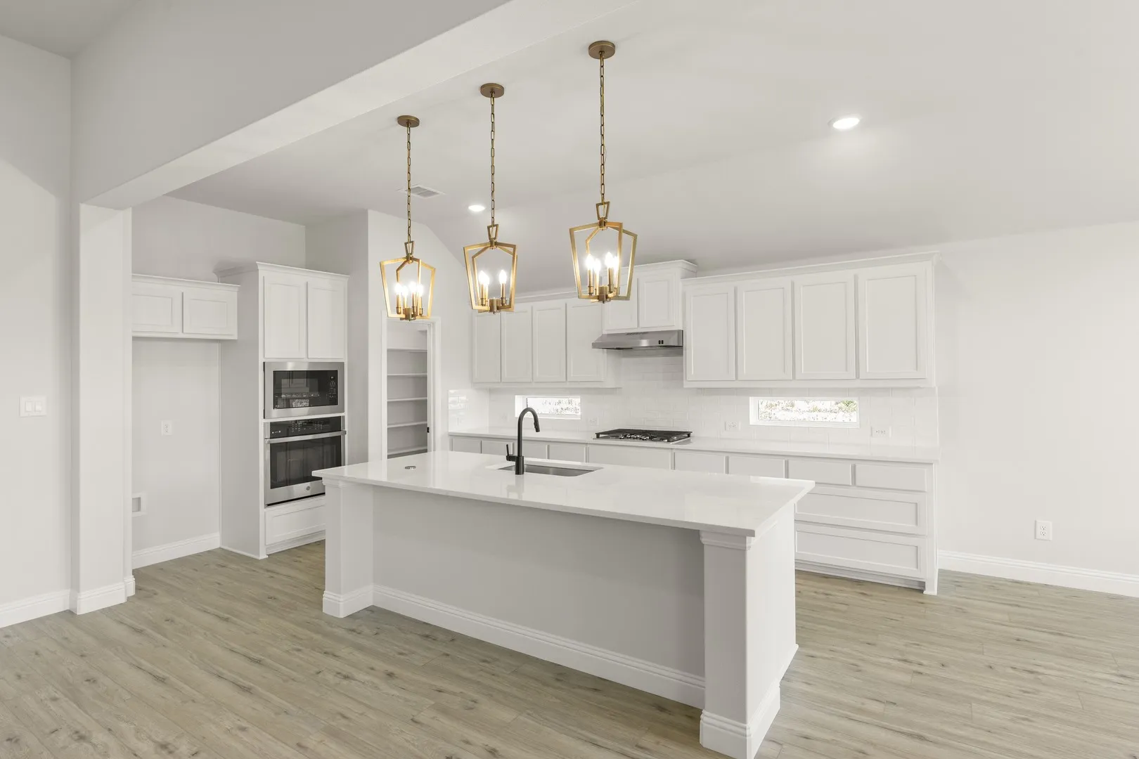 15. 3712 Clearview Ranch - Kitchen (2)