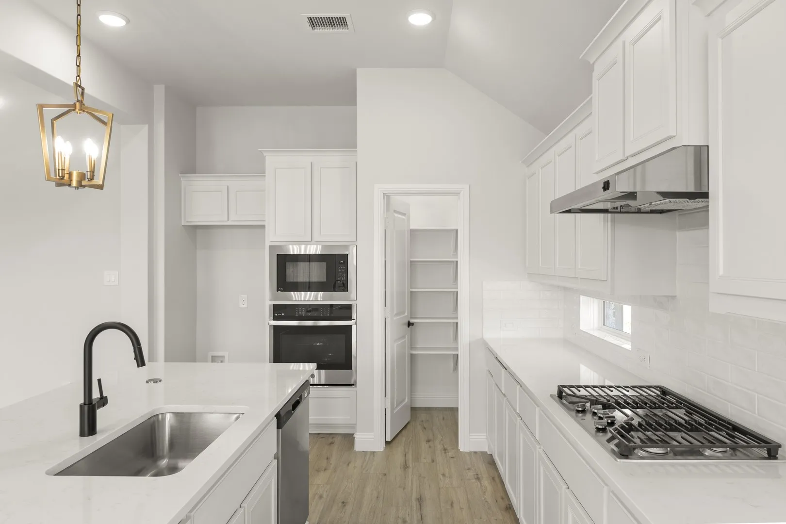 16. 3712 Clearview Ranch - Kitchen (3)