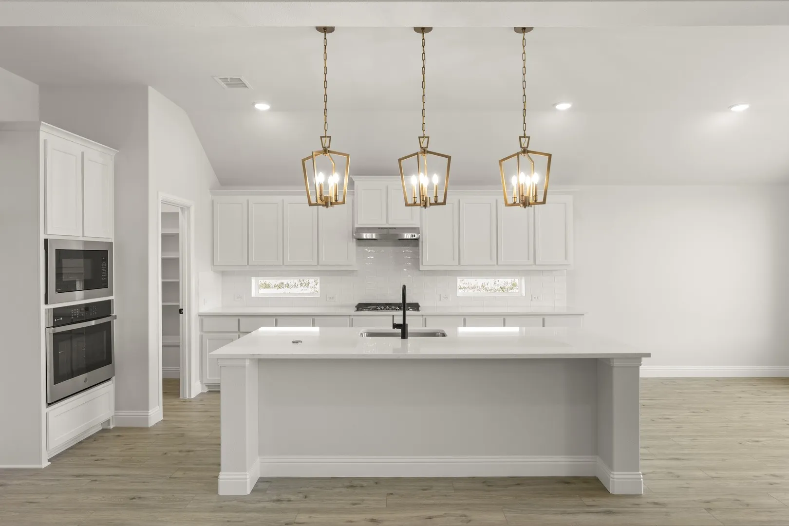 14. 3712 Clearview Ranch - Kitchen