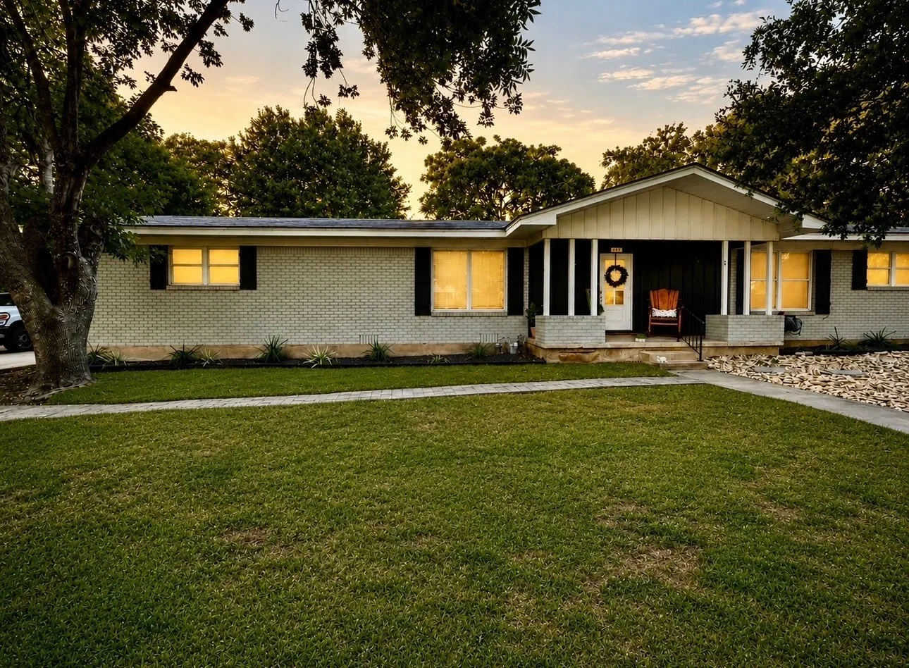 Single Family Residence For Sale in Mc Lennan County , 617 Cardinal Drive, Woodway, Texas 76712, 4 Bedroom, 3 Bathroom, Garage spaces, 2,178 Sqft, built in 1960, mls#21294213, Real Estate Agent in Woodway, Homes For Sale in Mc Lennan county, Homes For Sale in Woodway, Realtor in Woodway Texas, Real Estate Brokerage Independent Realty Texas, Luminita Cordes Realtor