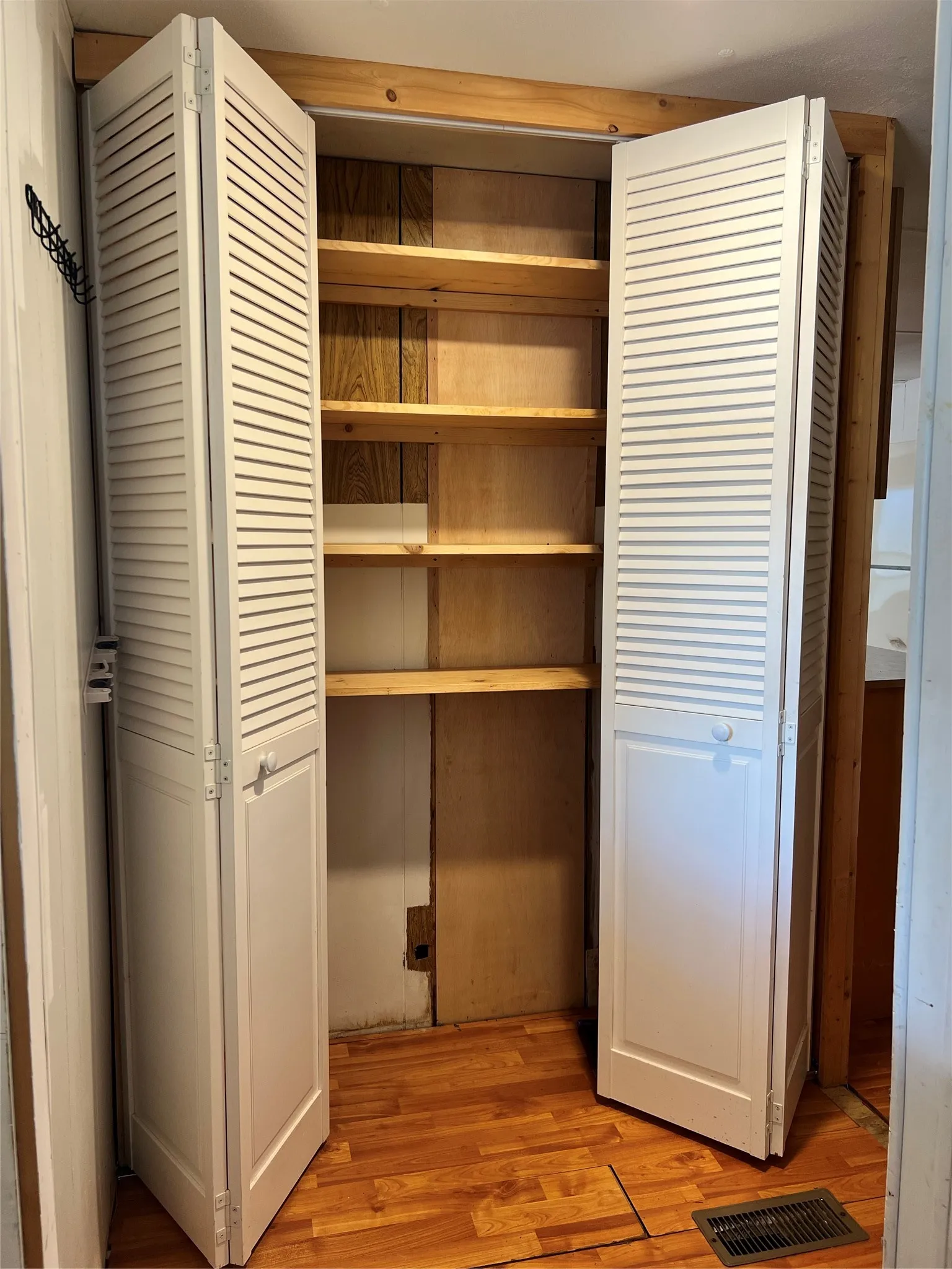Manufactured Home For Sale in Palo Pinto County , 2334 Sanbar Road 46, Possum Kingdom Lake, Texas 76449, 3 Bedroom, 2 Bathroom, Garage spaces, 980 Sqft, built in 1983, mls#21295637, Real Estate Agent in Possum Kingdom Lake, Homes For Sale in Palo Pinto county, Homes For Sale in Possum Kingdom Lake, Realtor in Possum Kingdom Lake Texas, Real Estate Brokerage Independent Realty Texas, Luminita Cordes Realtor