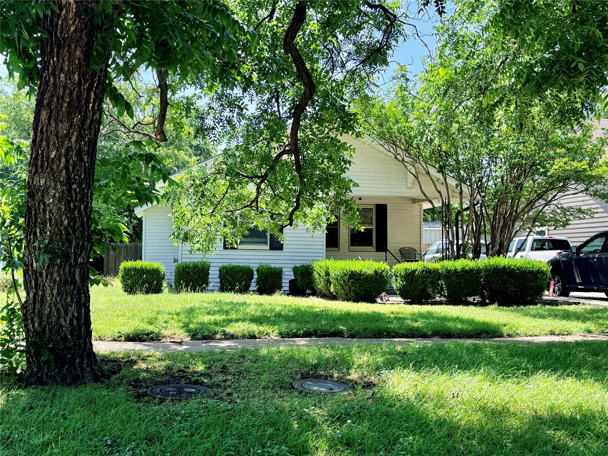 Apartment For Sale in Young County , 922 Plum Street, Graham, Texas 76450, 3 Bedroom, 2 Bathroom, 1 Garage spaces, 1,099 Sqft, built in 1950, mls#21295818, Real Estate Agent in Graham, Homes For Sale in Young county, Homes For Sale in Graham, Realtor in Graham Texas, Real Estate Brokerage Independent Realty Texas, Luminita Cordes Realtor