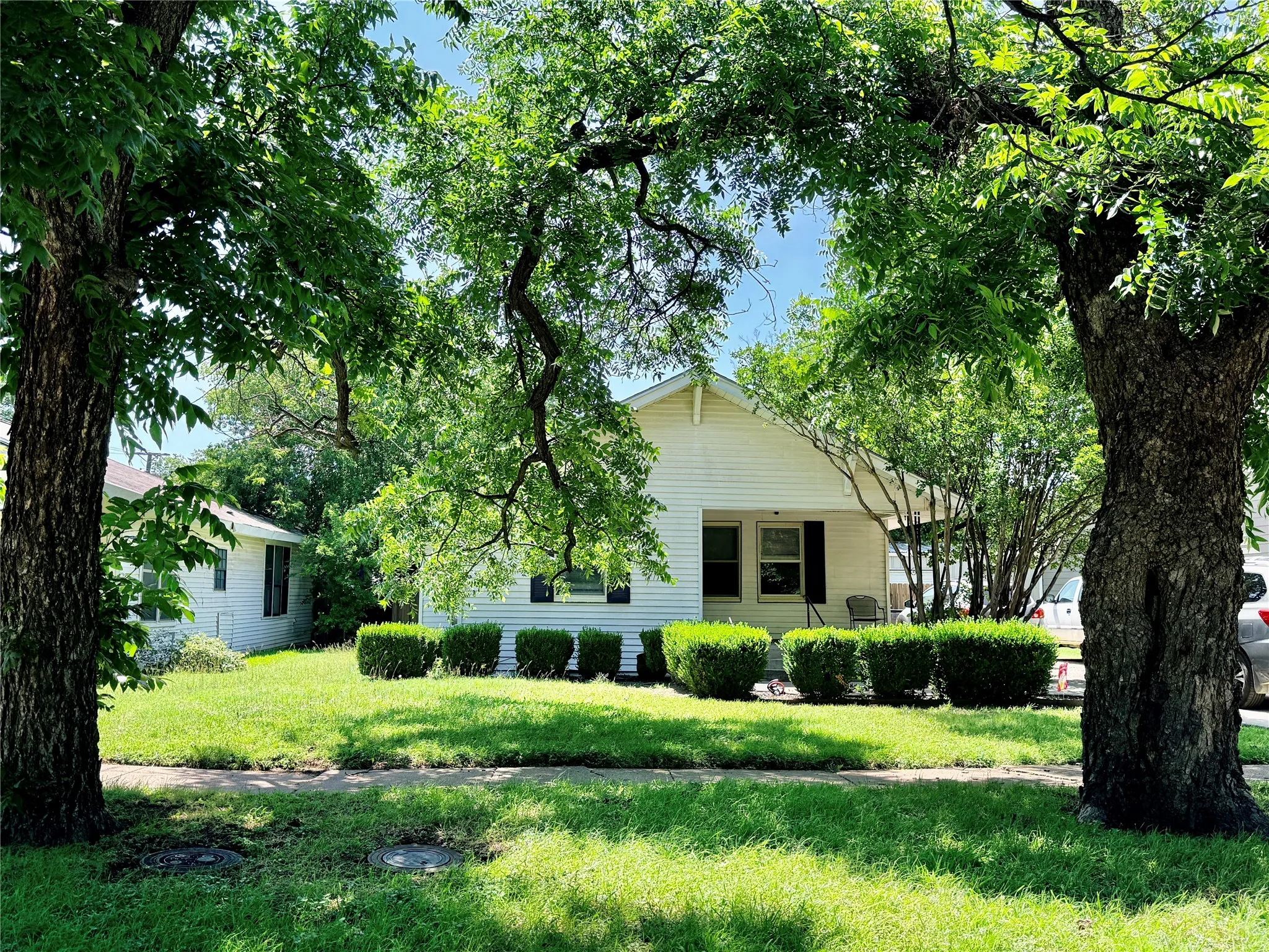 Apartment For Sale in Young County , 922 Plum Street, Graham, Texas 76450, 3 Bedroom, 2 Bathroom, 1 Garage spaces, 1,099 Sqft, built in 1950, mls#21295818, Real Estate Agent in Graham, Homes For Sale in Young county, Homes For Sale in Graham, Realtor in Graham Texas, Real Estate Brokerage Independent Realty Texas, Luminita Cordes Realtor