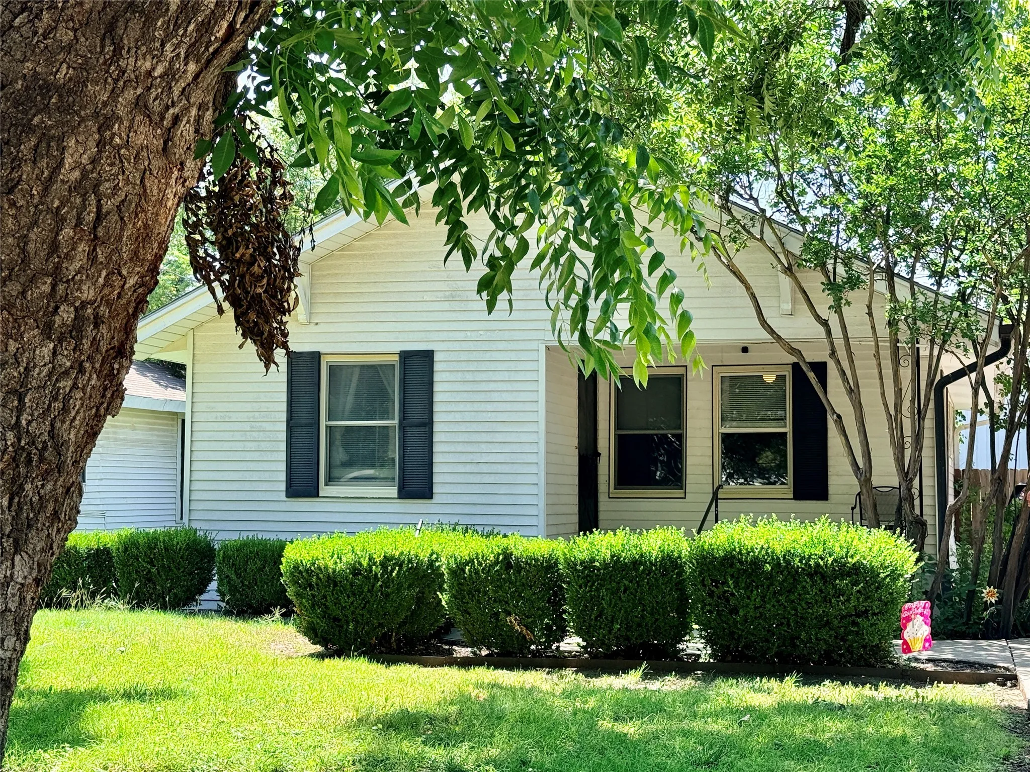 Apartment For Sale in Young County , 922 Plum Street, Graham, Texas 76450, 3 Bedroom, 2 Bathroom, 1 Garage spaces, 1,099 Sqft, built in 1950, mls#21295818, Real Estate Agent in Graham, Homes For Sale in Young county, Homes For Sale in Graham, Realtor in Graham Texas, Real Estate Brokerage Independent Realty Texas, Luminita Cordes Realtor