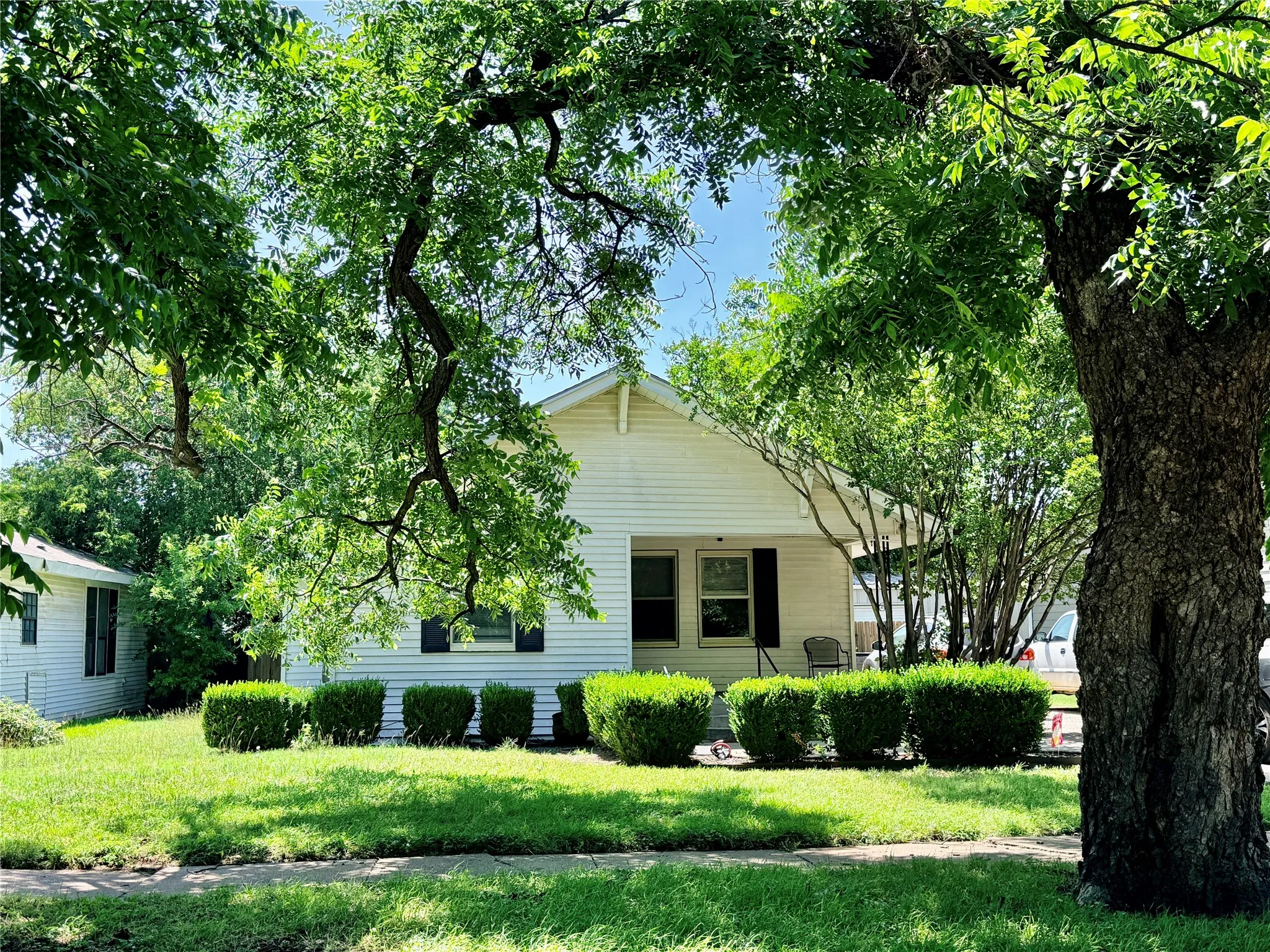 Apartment For Sale in Young County , 922 Plum Street, Graham, Texas 76450, 3 Bedroom, 2 Bathroom, 1 Garage spaces, 1,099 Sqft, built in 1950, mls#21295818, Real Estate Agent in Graham, Homes For Sale in Young county, Homes For Sale in Graham, Realtor in Graham Texas, Real Estate Brokerage Independent Realty Texas, Luminita Cordes Realtor