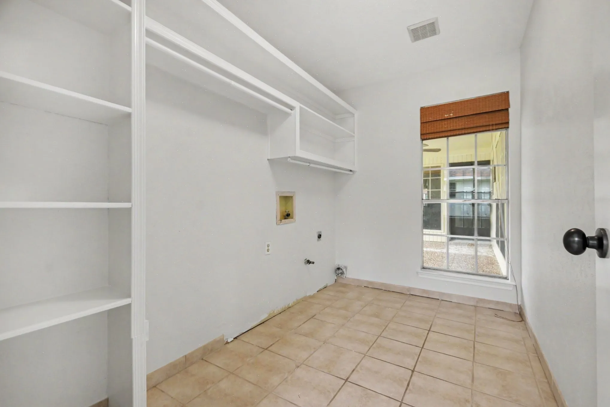 Single Family Residence For Sale in Dallas County , 3413 Hightrail Lane, Garland, Texas 75043, 4 Bedroom, 2 Bathroom, 2 Garage spaces, 2,090 Sqft, built in 1976, mls#21295436, Real Estate Agent in Garland, Homes For Sale in Dallas county, Homes For Sale in Garland, Realtor in Garland Texas, Real Estate Brokerage Independent Realty Texas, Luminita Cordes Realtor