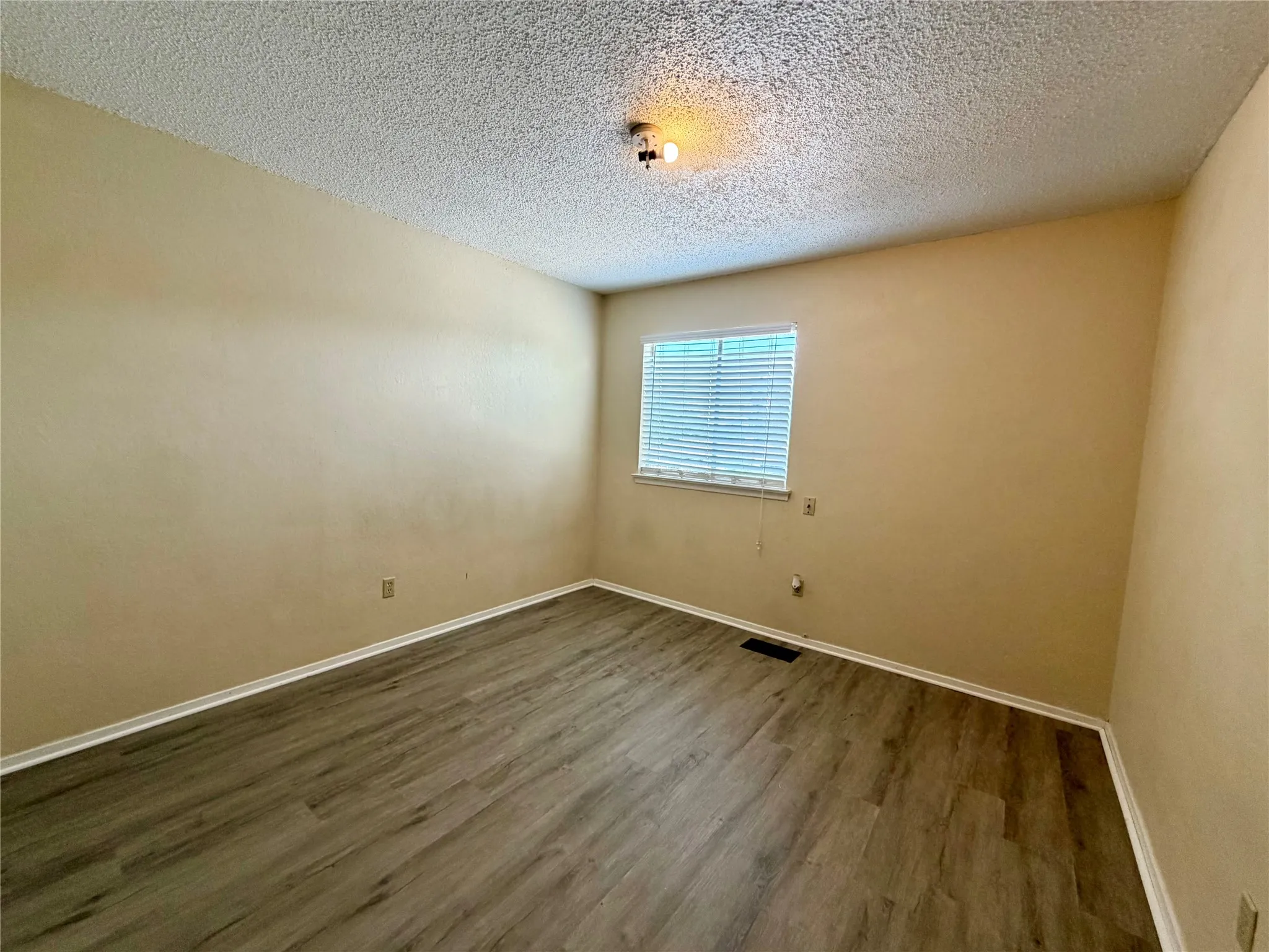 Townhouse For Rent in Tarrant County , 1301 Lovell Drive, Arlington, Texas 76012, 3 Bedroom, 3 Bathroom, Garage spaces, 1,696 Sqft, built in 1982, mls#21295808, Real Estate Agent in Arlington, Homes For Rent in Tarrant county, Homes For Rent in Arlington, Realtor in Arlington Texas, Real Estate Brokerage Independent Realty Texas, Luminita Cordes Realtor