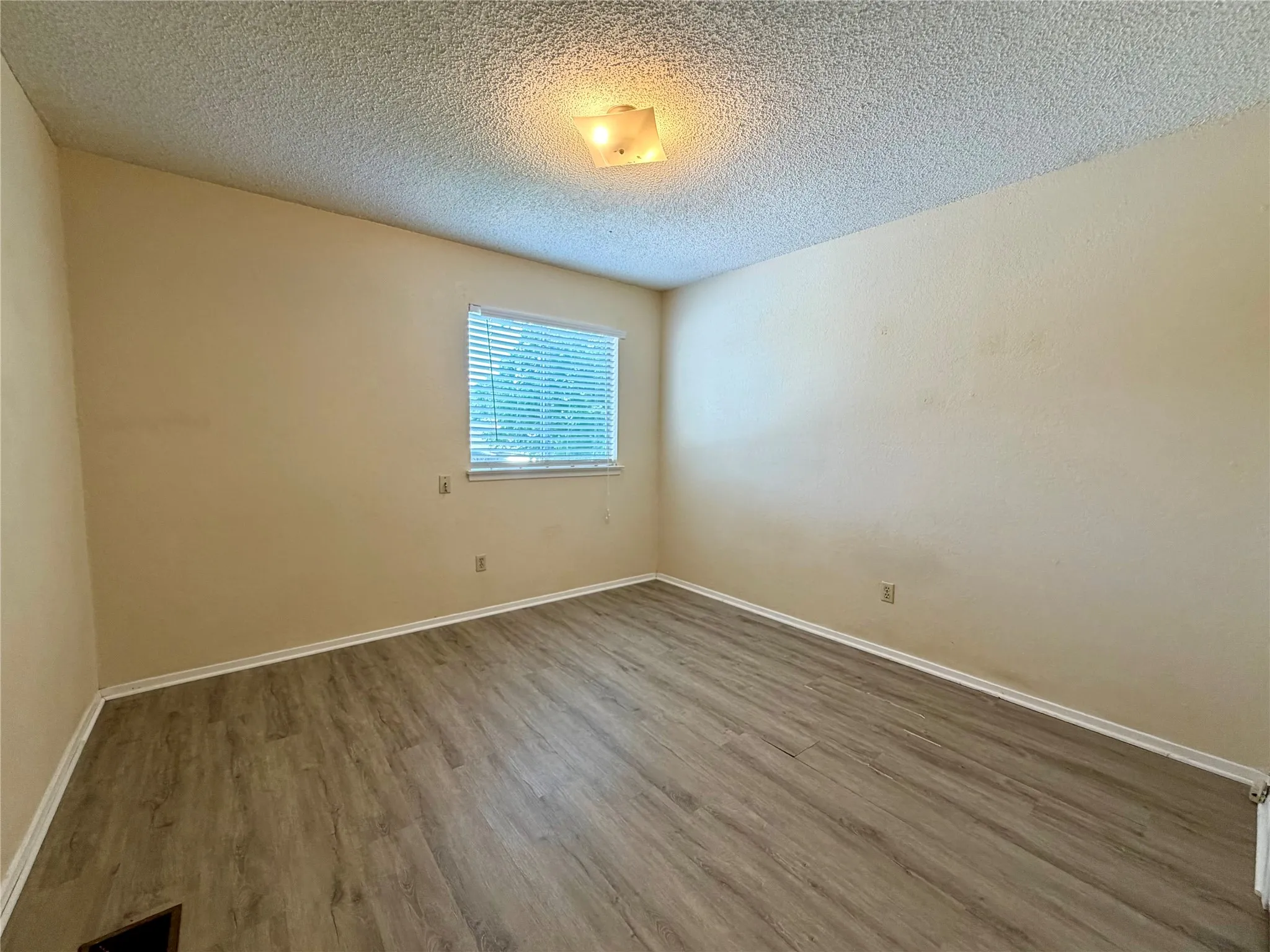 Townhouse For Rent in Tarrant County , 1301 Lovell Drive, Arlington, Texas 76012, 3 Bedroom, 3 Bathroom, Garage spaces, 1,696 Sqft, built in 1982, mls#21295808, Real Estate Agent in Arlington, Homes For Rent in Tarrant county, Homes For Rent in Arlington, Realtor in Arlington Texas, Real Estate Brokerage Independent Realty Texas, Luminita Cordes Realtor