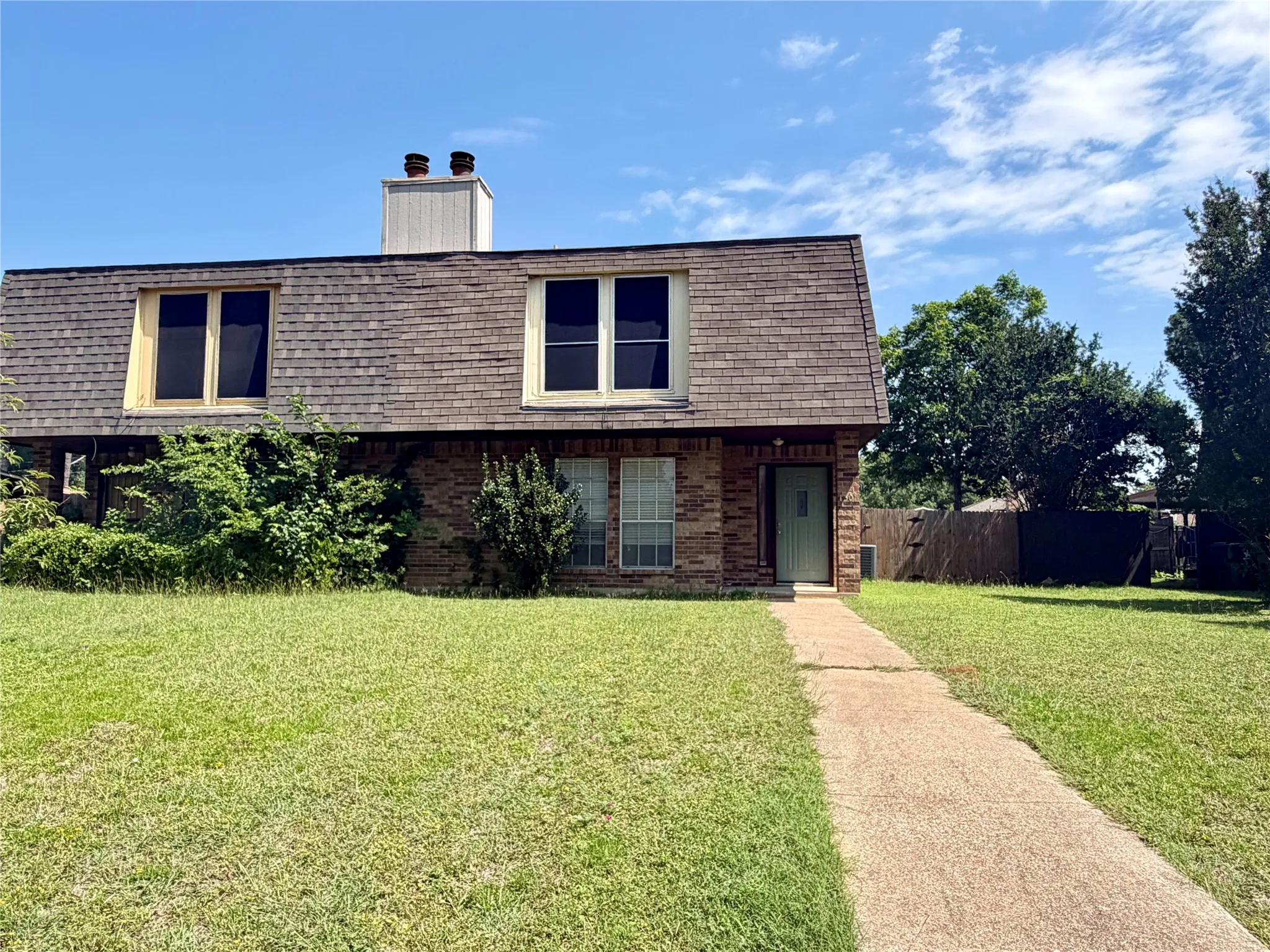Townhouse For Rent in Tarrant County , 1301 Lovell Drive, Arlington, Texas 76012, 3 Bedroom, 3 Bathroom, Garage spaces, 1,696 Sqft, built in 1982, mls#21295808, Real Estate Agent in Arlington, Homes For Rent in Tarrant county, Homes For Rent in Arlington, Realtor in Arlington Texas, Real Estate Brokerage Independent Realty Texas, Luminita Cordes Realtor