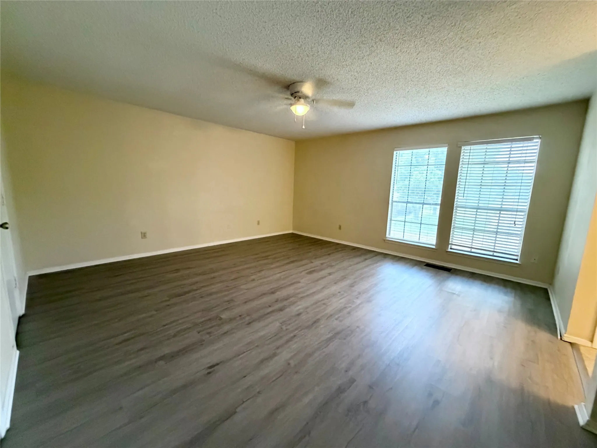 Townhouse For Rent in Tarrant County , 1301 Lovell Drive, Arlington, Texas 76012, 3 Bedroom, 3 Bathroom, Garage spaces, 1,696 Sqft, built in 1982, mls#21295808, Real Estate Agent in Arlington, Homes For Rent in Tarrant county, Homes For Rent in Arlington, Realtor in Arlington Texas, Real Estate Brokerage Independent Realty Texas, Luminita Cordes Realtor