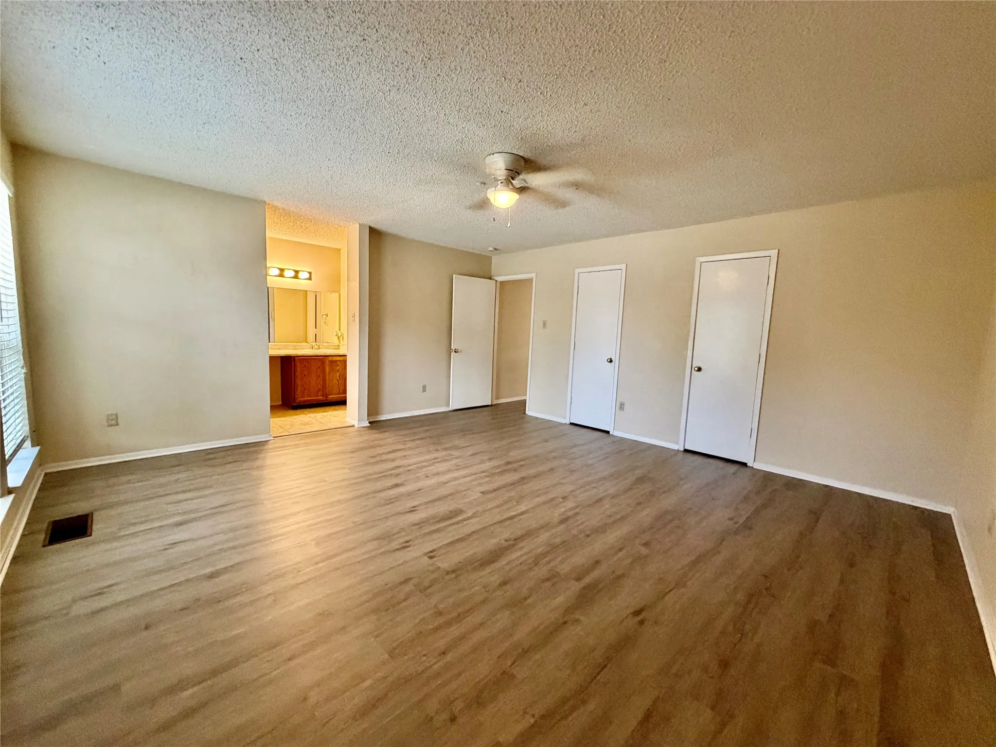 Townhouse For Rent in Tarrant County , 1301 Lovell Drive, Arlington, Texas 76012, 3 Bedroom, 3 Bathroom, Garage spaces, 1,696 Sqft, built in 1982, mls#21295808, Real Estate Agent in Arlington, Homes For Rent in Tarrant county, Homes For Rent in Arlington, Realtor in Arlington Texas, Real Estate Brokerage Independent Realty Texas, Luminita Cordes Realtor