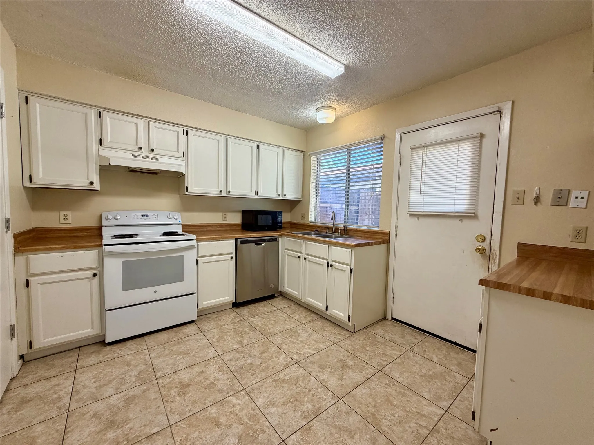 Townhouse For Rent in Tarrant County , 1301 Lovell Drive, Arlington, Texas 76012, 3 Bedroom, 3 Bathroom, Garage spaces, 1,696 Sqft, built in 1982, mls#21295808, Real Estate Agent in Arlington, Homes For Rent in Tarrant county, Homes For Rent in Arlington, Realtor in Arlington Texas, Real Estate Brokerage Independent Realty Texas, Luminita Cordes Realtor