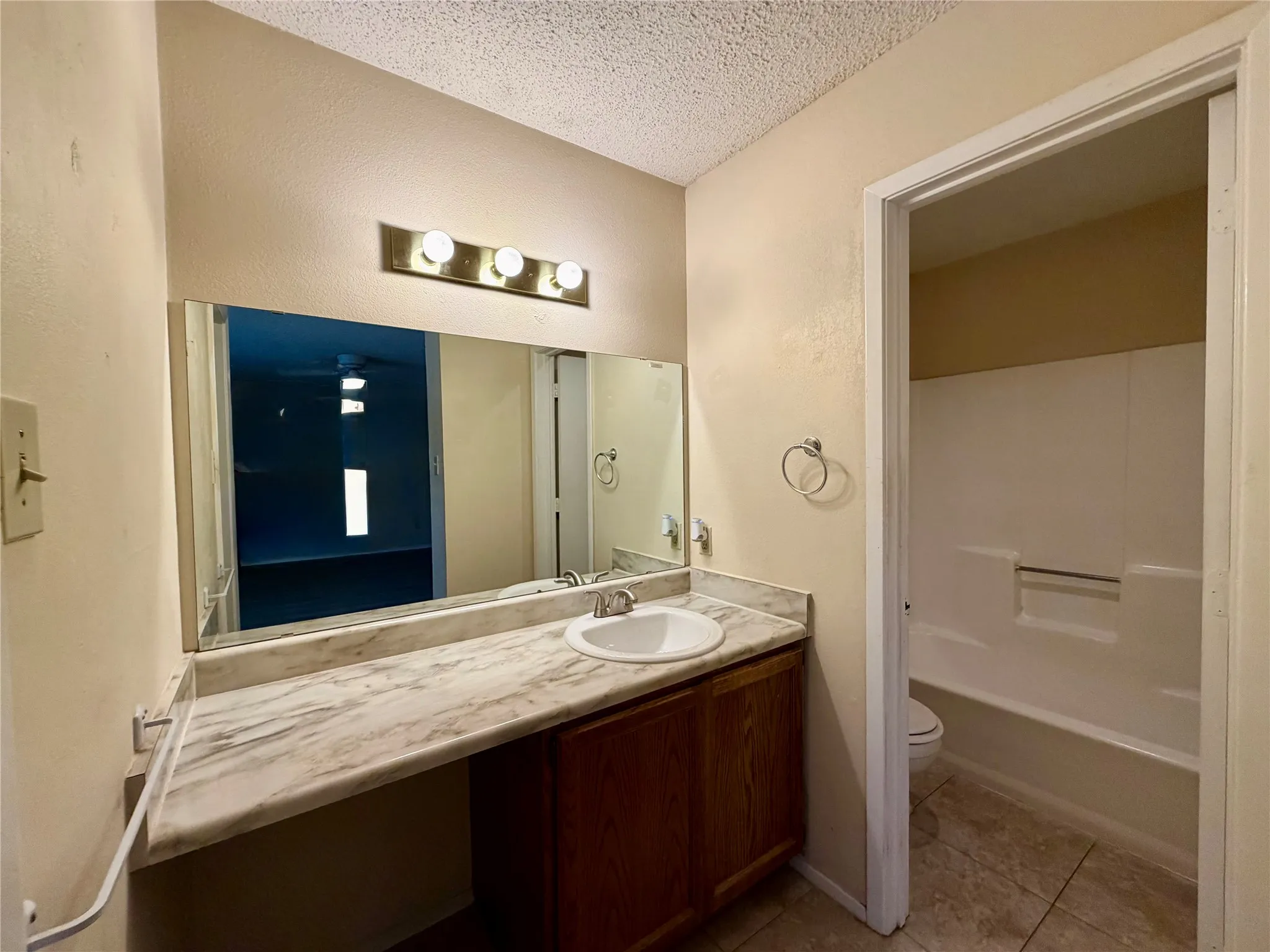 Townhouse For Rent in Tarrant County , 1301 Lovell Drive, Arlington, Texas 76012, 3 Bedroom, 3 Bathroom, Garage spaces, 1,696 Sqft, built in 1982, mls#21295808, Real Estate Agent in Arlington, Homes For Rent in Tarrant county, Homes For Rent in Arlington, Realtor in Arlington Texas, Real Estate Brokerage Independent Realty Texas, Luminita Cordes Realtor