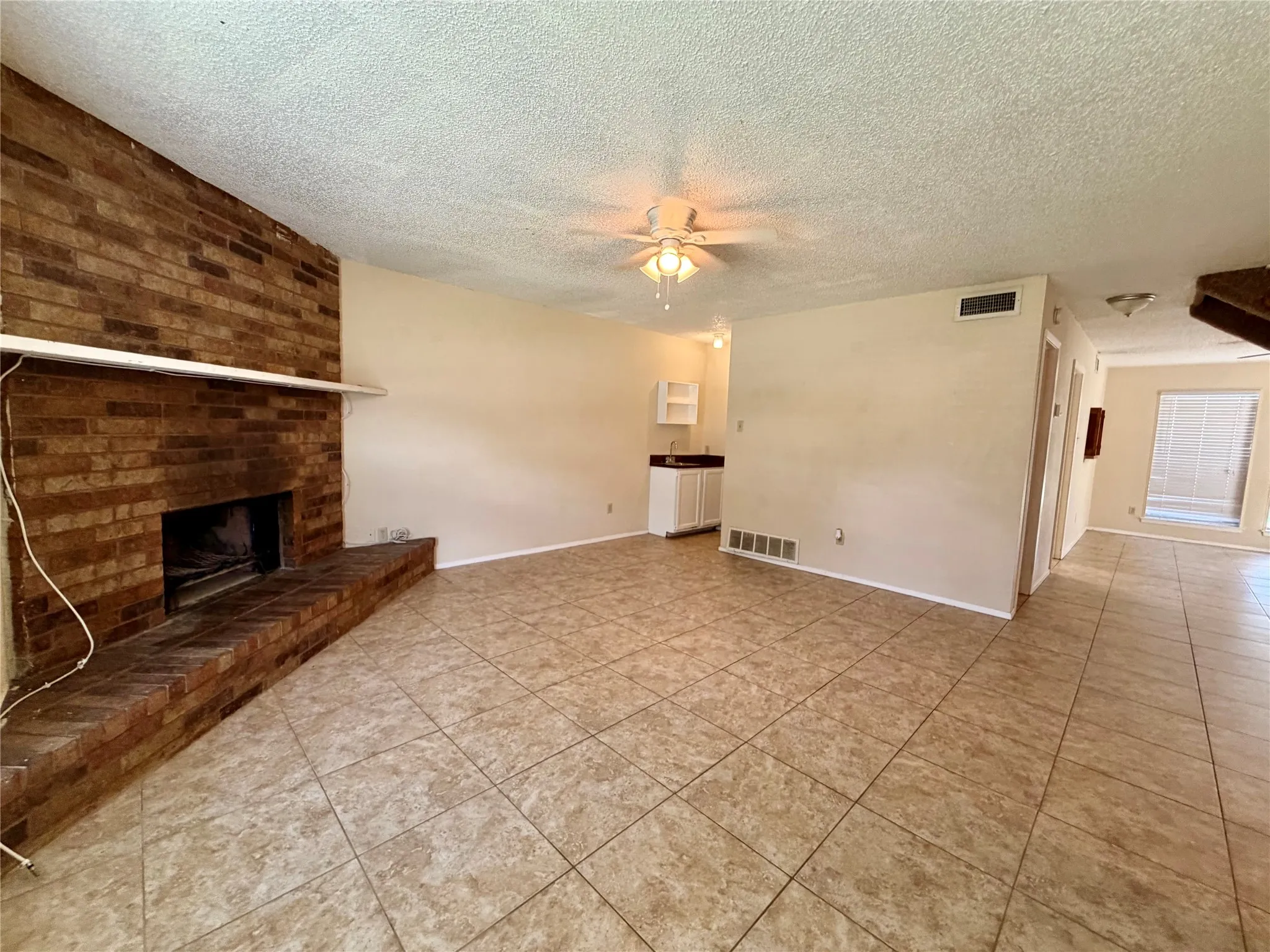 Townhouse For Rent in Tarrant County , 1301 Lovell Drive, Arlington, Texas 76012, 3 Bedroom, 3 Bathroom, Garage spaces, 1,696 Sqft, built in 1982, mls#21295808, Real Estate Agent in Arlington, Homes For Rent in Tarrant county, Homes For Rent in Arlington, Realtor in Arlington Texas, Real Estate Brokerage Independent Realty Texas, Luminita Cordes Realtor