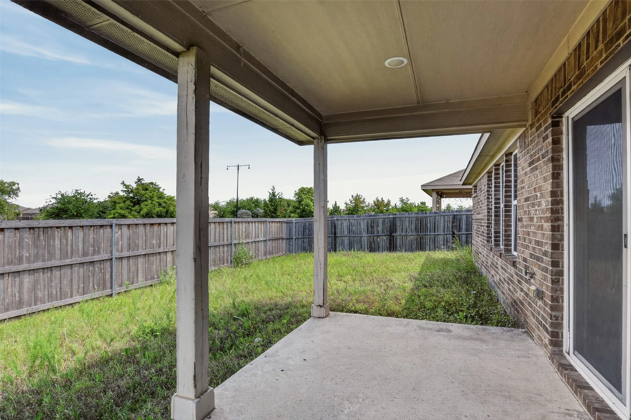 Covered patio featuring a concrete slab and recessed lighting