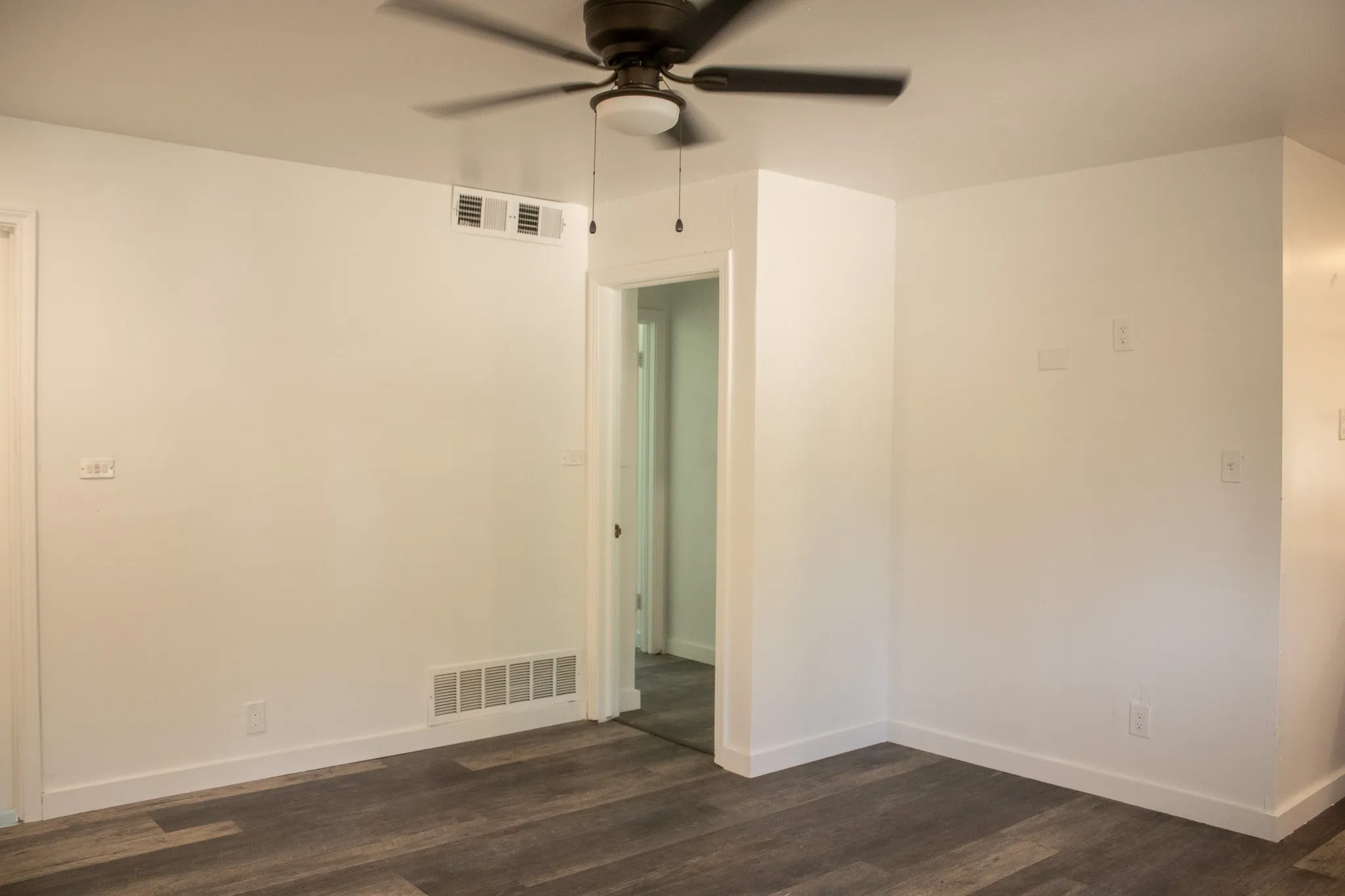 Single Family Residence For Sale in Tarrant County , 3825 W Spurgeon Street, Fort Worth, Texas 76133, 3 Bedroom, 2 Bathroom, Garage spaces, 1,086 Sqft, built in 1950, mls#21293059, Real Estate Agent in Fort Worth, Homes For Sale in Tarrant county, Homes For Sale in Fort Worth, Realtor in Fort Worth Texas, Real Estate Brokerage Independent Realty Texas, Luminita Cordes Realtor