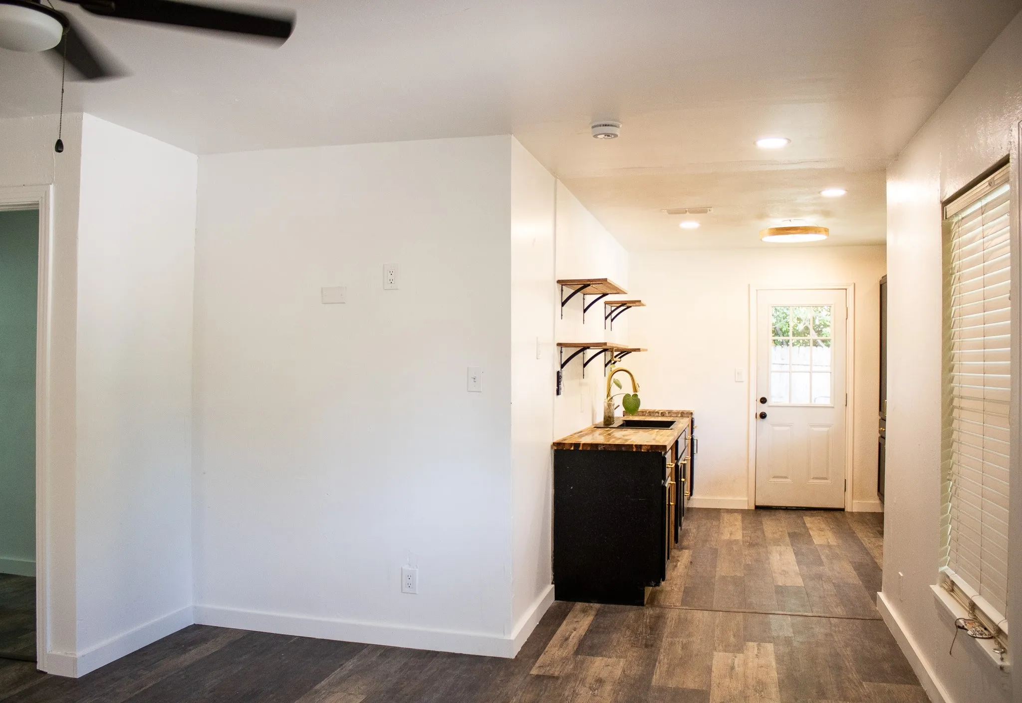 Single Family Residence For Sale in Tarrant County , 3825 W Spurgeon Street, Fort Worth, Texas 76133, 3 Bedroom, 2 Bathroom, Garage spaces, 1,086 Sqft, built in 1950, mls#21293059, Real Estate Agent in Fort Worth, Homes For Sale in Tarrant county, Homes For Sale in Fort Worth, Realtor in Fort Worth Texas, Real Estate Brokerage Independent Realty Texas, Luminita Cordes Realtor