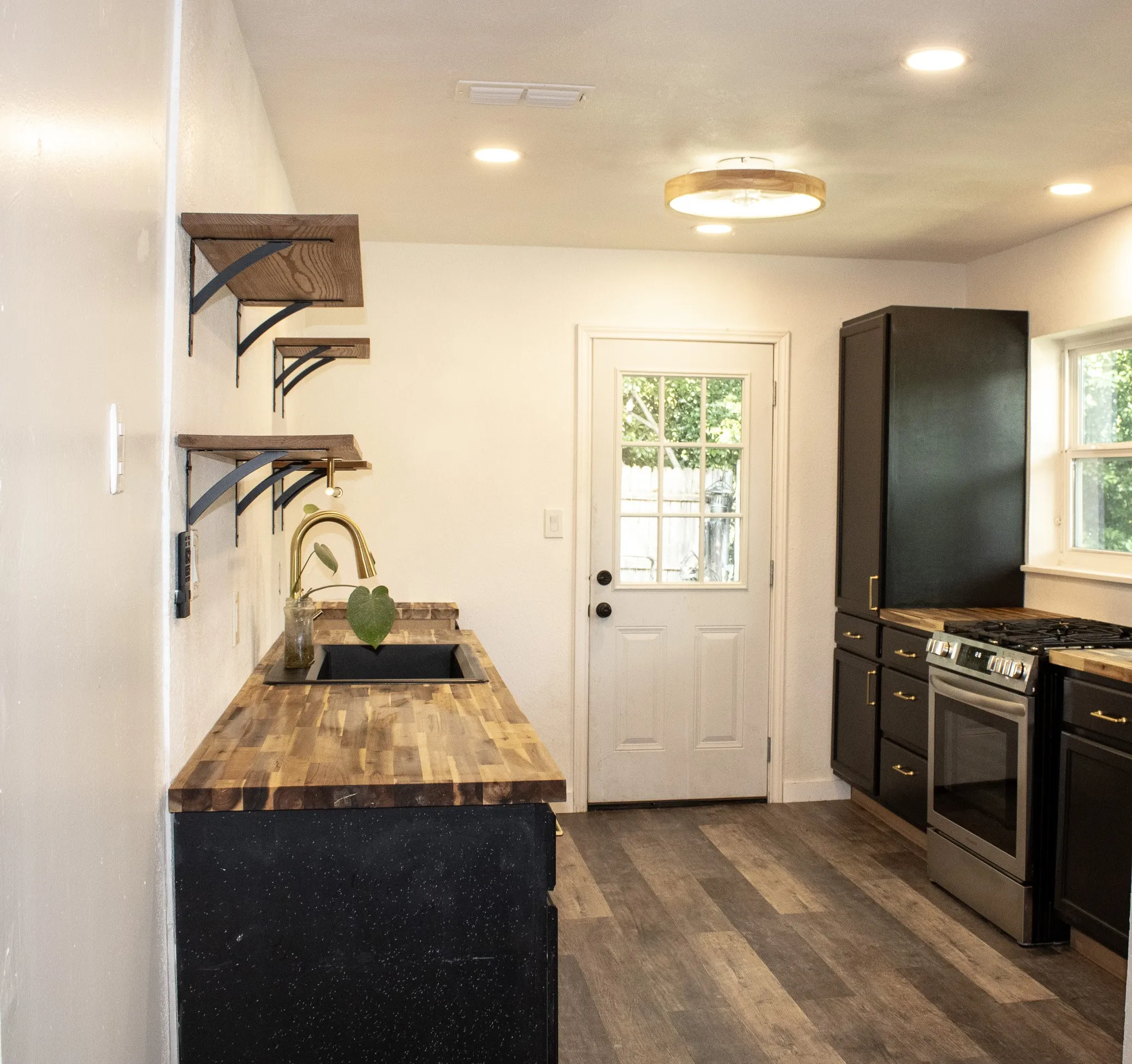Single Family Residence For Sale in Tarrant County , 3825 W Spurgeon Street, Fort Worth, Texas 76133, 3 Bedroom, 2 Bathroom, Garage spaces, 1,086 Sqft, built in 1950, mls#21293059, Real Estate Agent in Fort Worth, Homes For Sale in Tarrant county, Homes For Sale in Fort Worth, Realtor in Fort Worth Texas, Real Estate Brokerage Independent Realty Texas, Luminita Cordes Realtor