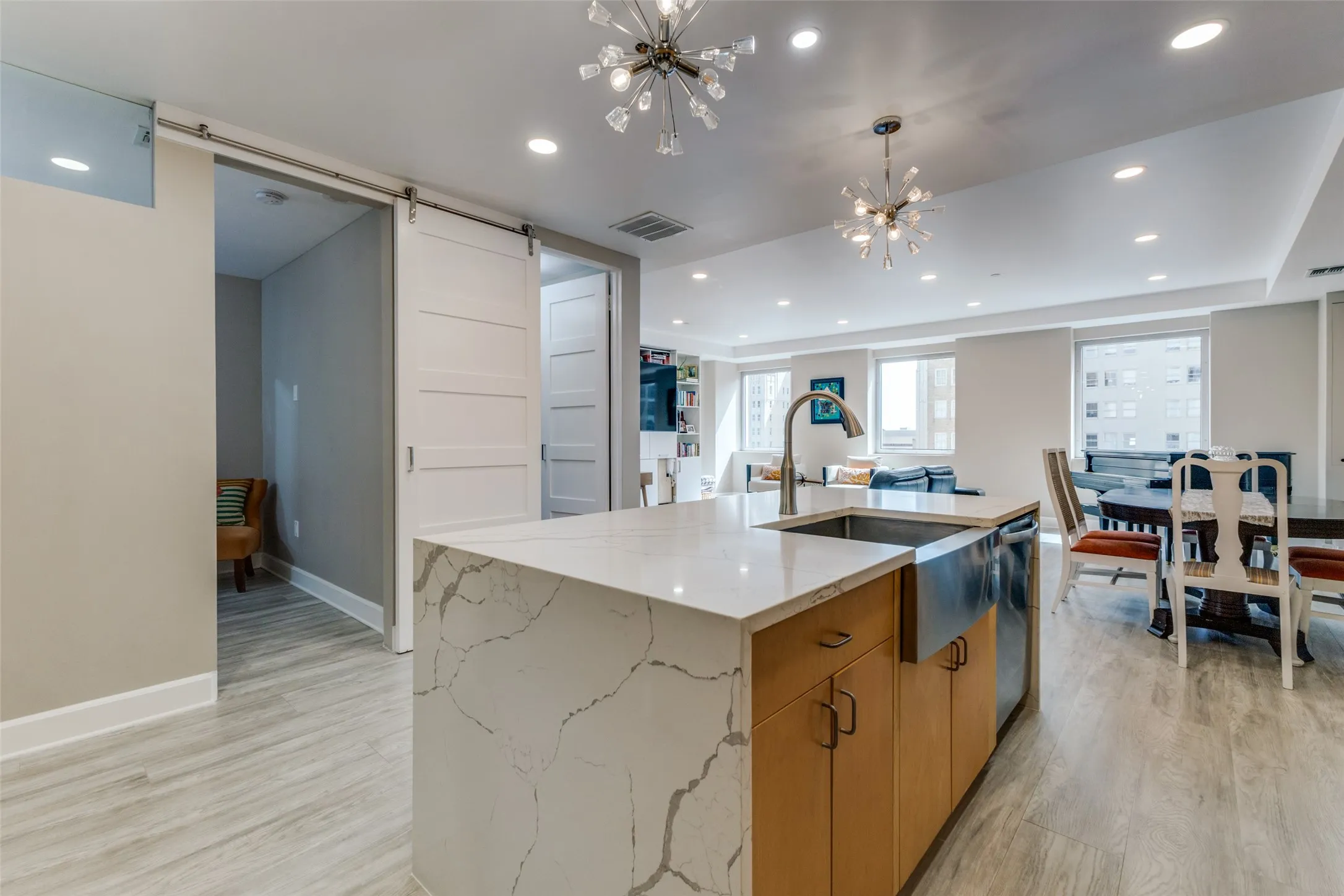 Condominium For Rent in Dallas County , 1505 Elm Street 1101, Dallas, Texas 75201, 1 Bedroom, 2 Bathroom, 1 Garage spaces, 1,217 Sqft, built in 1957, mls#21292401, Real Estate Agent in Dallas, Homes For Rent in Dallas county, Homes For Rent in Dallas, Realtor in Dallas Texas, Real Estate Brokerage Independent Realty Texas, Luminita Cordes Realtor