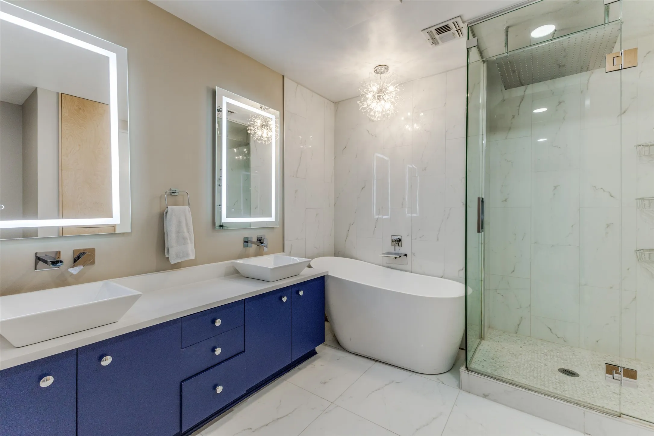 Condominium For Rent in Dallas County , 1505 Elm Street 1101, Dallas, Texas 75201, 1 Bedroom, 2 Bathroom, 1 Garage spaces, 1,217 Sqft, built in 1957, mls#21292401, Real Estate Agent in Dallas, Homes For Rent in Dallas county, Homes For Rent in Dallas, Realtor in Dallas Texas, Real Estate Brokerage Independent Realty Texas, Luminita Cordes Realtor