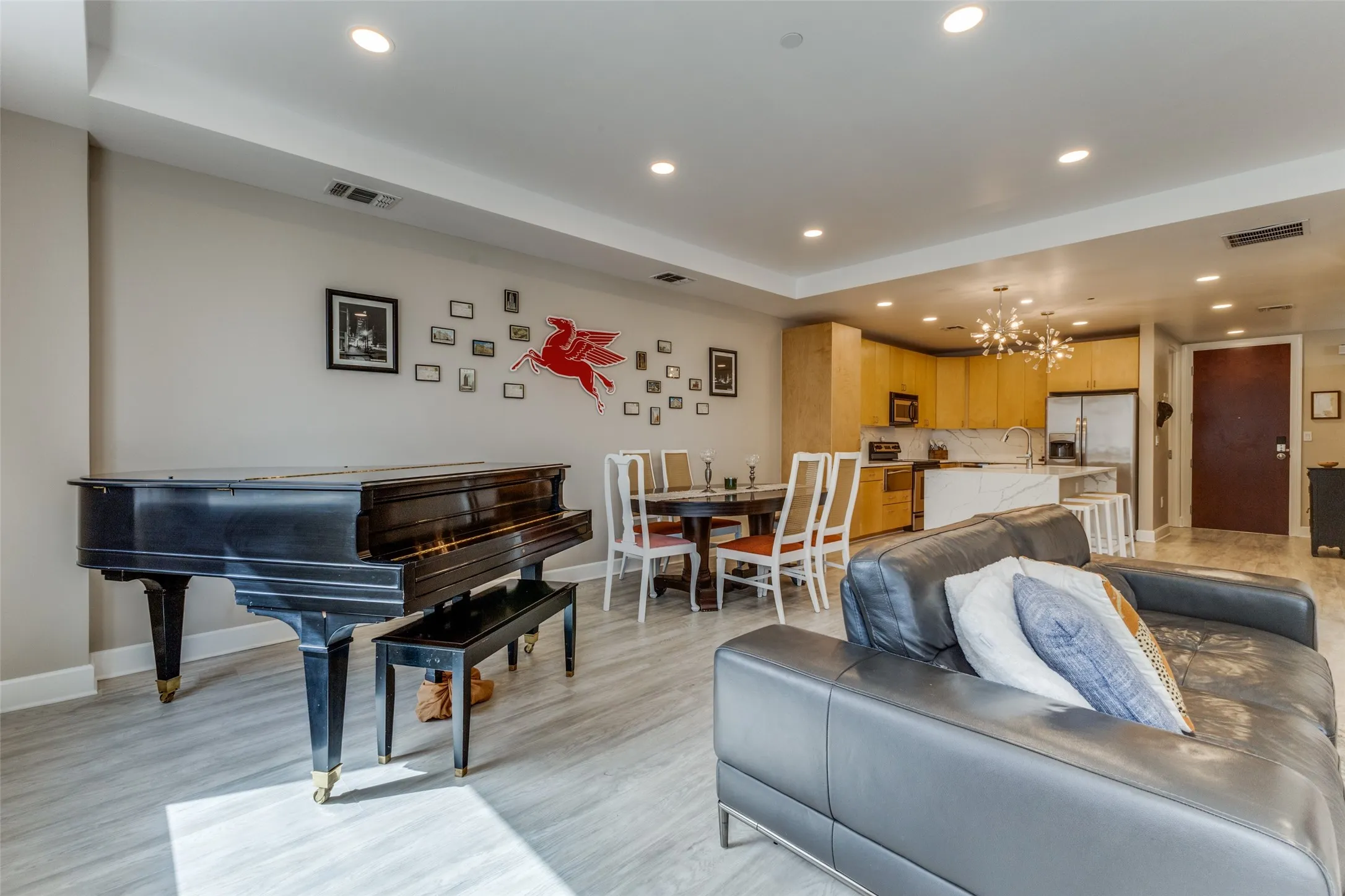 Condominium For Rent in Dallas County , 1505 Elm Street 1101, Dallas, Texas 75201, 1 Bedroom, 2 Bathroom, 1 Garage spaces, 1,217 Sqft, built in 1957, mls#21292401, Real Estate Agent in Dallas, Homes For Rent in Dallas county, Homes For Rent in Dallas, Realtor in Dallas Texas, Real Estate Brokerage Independent Realty Texas, Luminita Cordes Realtor