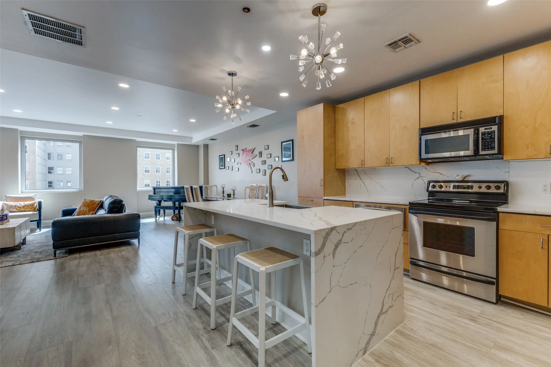Condominium For Rent in Dallas County , 1505 Elm Street 1101, Dallas, Texas 75201, 1 Bedroom, 2 Bathroom, 1 Garage spaces, 1,217 Sqft, built in 1957, mls#21292401, Real Estate Agent in Dallas, Homes For Rent in Dallas county, Homes For Rent in Dallas, Realtor in Dallas Texas, Real Estate Brokerage Independent Realty Texas, Luminita Cordes Realtor
