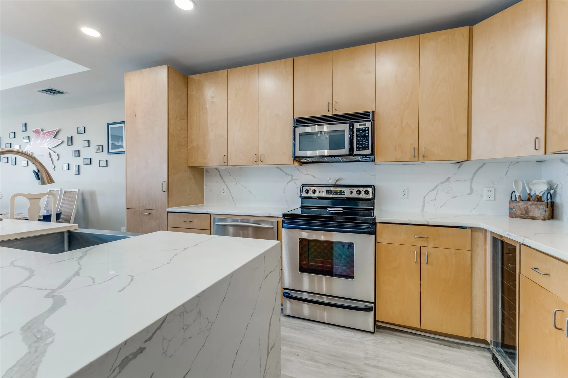 Condominium For Rent in Dallas County , 1505 Elm Street 1101, Dallas, Texas 75201, 1 Bedroom, 2 Bathroom, 1 Garage spaces, 1,217 Sqft, built in 1957, mls#21292401, Real Estate Agent in Dallas, Homes For Rent in Dallas county, Homes For Rent in Dallas, Realtor in Dallas Texas, Real Estate Brokerage Independent Realty Texas, Luminita Cordes Realtor