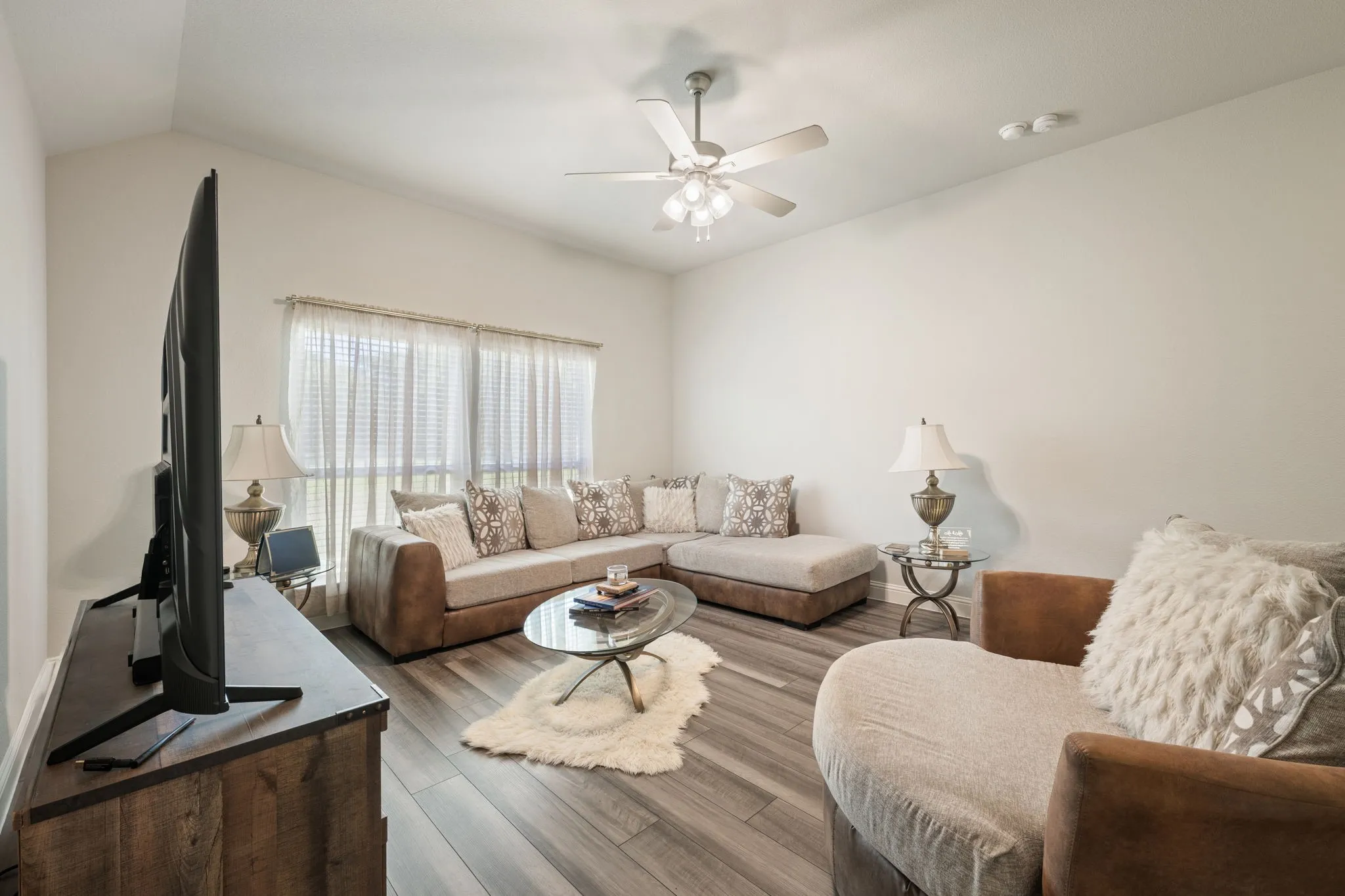 Single Family Residence For Sale in Ellis County , 583 Crystal Lake Lane, Red Oak, Texas 75154, 4 Bedrooms, 3 Bathrooms, 3 Garage spaces, 2,732 Sqft, built in 2023, Price $575,000, mls#21292530, Real Estate Agent in Red Oak, Homes For Sale in Ellis county, Homes For Sale in Red Oak, Realtor in Red Oak Texas, Real Estate Brokerage Independent Realty Texas, Luminita Cordes Realtor