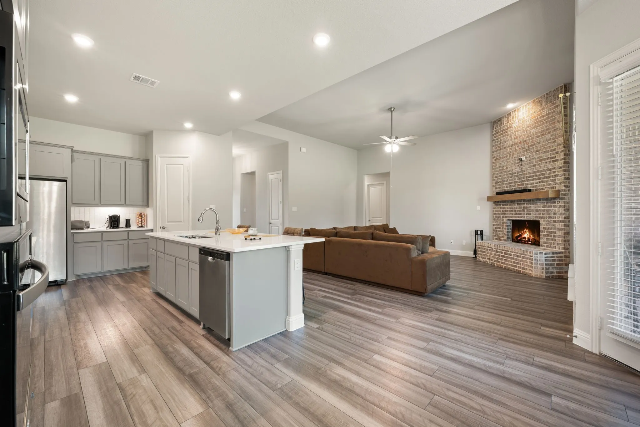 Single Family Residence For Sale in Ellis County , 583 Crystal Lake Lane, Red Oak, Texas 75154, 4 Bedrooms, 3 Bathrooms, 3 Garage spaces, 2,732 Sqft, built in 2023, Price $575,000, mls#21292530, Real Estate Agent in Red Oak, Homes For Sale in Ellis county, Homes For Sale in Red Oak, Realtor in Red Oak Texas, Real Estate Brokerage Independent Realty Texas, Luminita Cordes Realtor