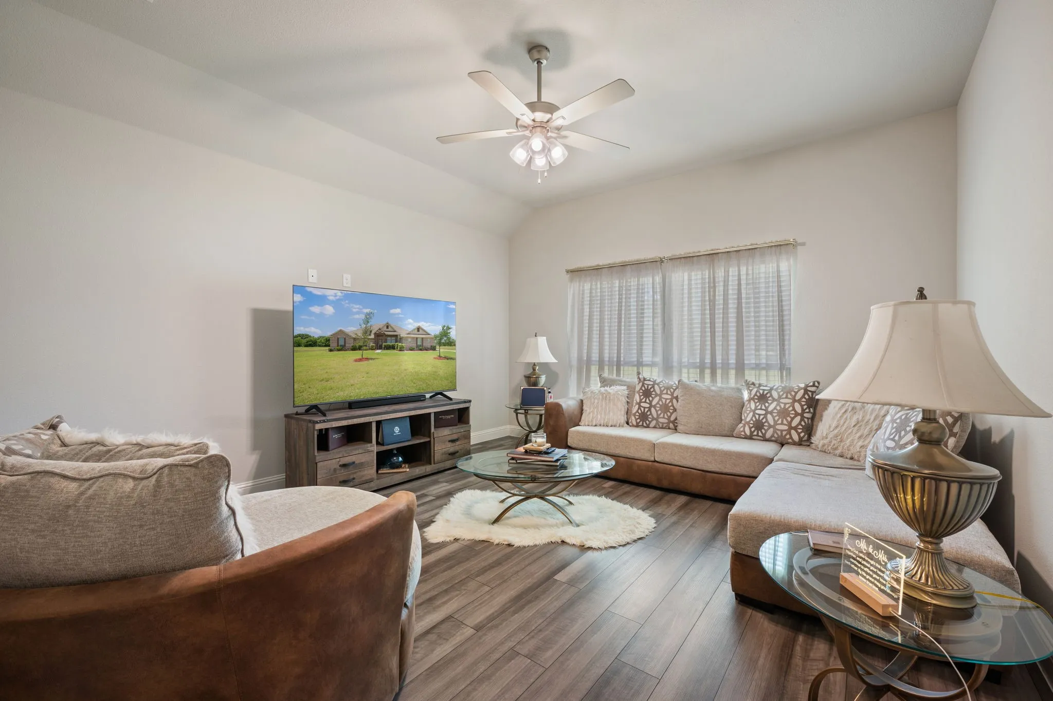 Single Family Residence For Sale in Ellis County , 583 Crystal Lake Lane, Red Oak, Texas 75154, 4 Bedrooms, 3 Bathrooms, 3 Garage spaces, 2,732 Sqft, built in 2023, Price $575,000, mls#21292530, Real Estate Agent in Red Oak, Homes For Sale in Ellis county, Homes For Sale in Red Oak, Realtor in Red Oak Texas, Real Estate Brokerage Independent Realty Texas, Luminita Cordes Realtor