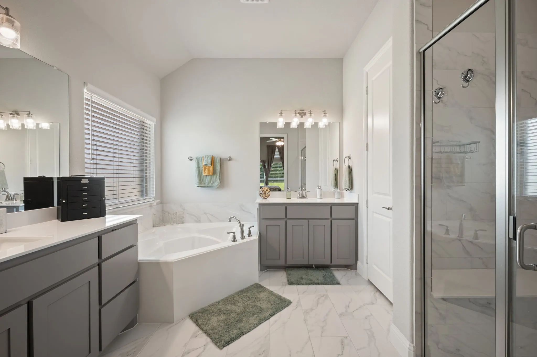 Single Family Residence For Sale in Ellis County , 583 Crystal Lake Lane, Red Oak, Texas 75154, 4 Bedrooms, 3 Bathrooms, 3 Garage spaces, 2,732 Sqft, built in 2023, Price $575,000, mls#21292530, Real Estate Agent in Red Oak, Homes For Sale in Ellis county, Homes For Sale in Red Oak, Realtor in Red Oak Texas, Real Estate Brokerage Independent Realty Texas, Luminita Cordes Realtor