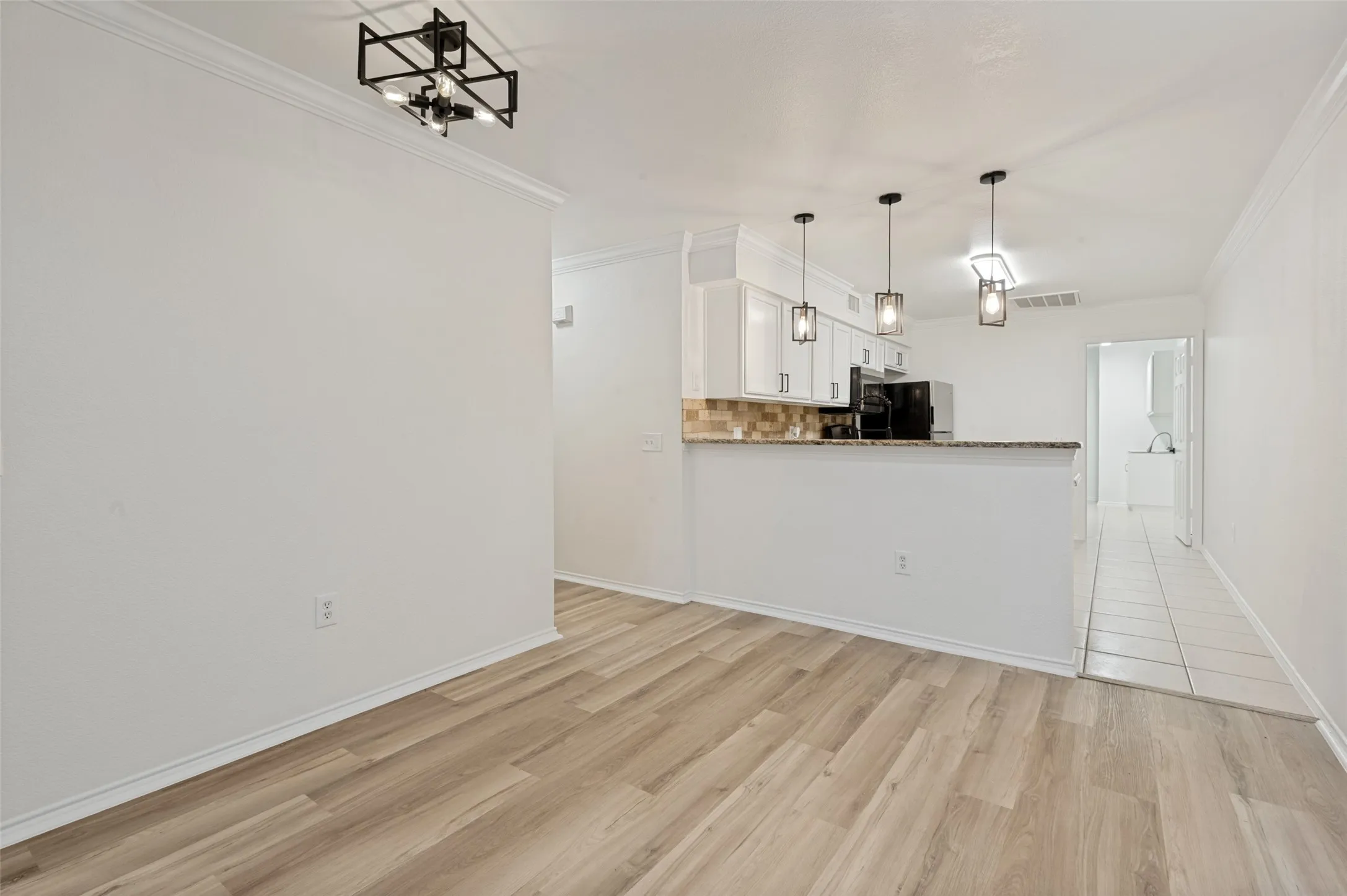 Condominium For Sale in Tarrant County , 1004 Bridges Drive, Arlington, Texas 76012, 3 Bedroom, 3 Bathroom, 2 Garage spaces, 1,767 Sqft, built in 2000, mls#21293699, Real Estate Agent in Arlington, Homes For Sale in Tarrant county, Homes For Sale in Arlington, Realtor in Arlington Texas, Real Estate Brokerage Independent Realty Texas, Luminita Cordes Realtor