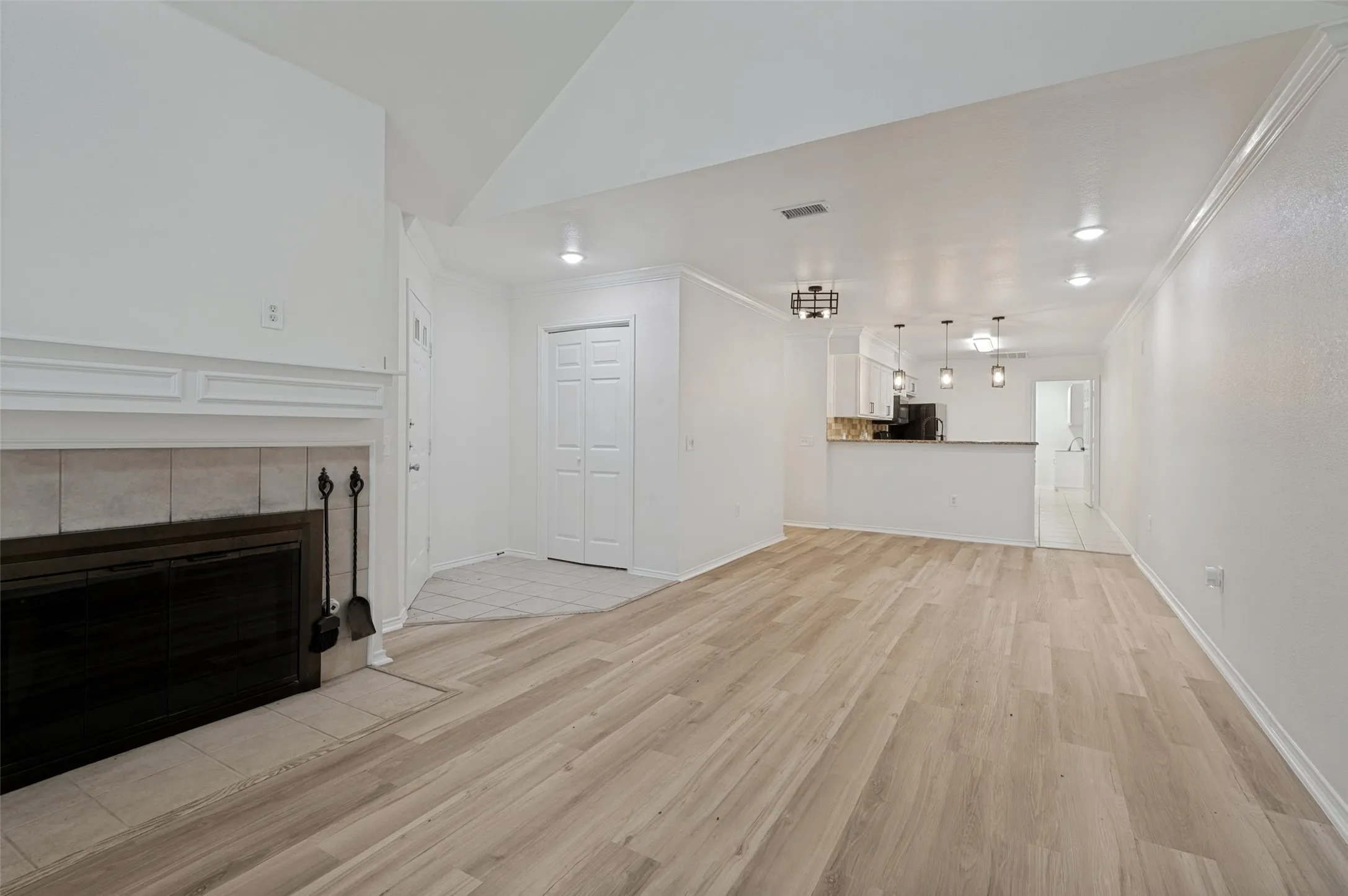 Condominium For Sale in Tarrant County , 1004 Bridges Drive, Arlington, Texas 76012, 3 Bedroom, 3 Bathroom, 2 Garage spaces, 1,767 Sqft, built in 2000, mls#21293699, Real Estate Agent in Arlington, Homes For Sale in Tarrant county, Homes For Sale in Arlington, Realtor in Arlington Texas, Real Estate Brokerage Independent Realty Texas, Luminita Cordes Realtor