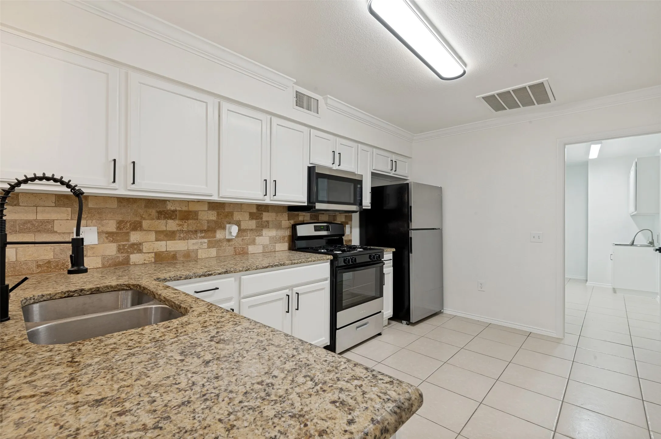 Condominium For Sale in Tarrant County , 1004 Bridges Drive, Arlington, Texas 76012, 3 Bedroom, 3 Bathroom, 2 Garage spaces, 1,767 Sqft, built in 2000, mls#21293699, Real Estate Agent in Arlington, Homes For Sale in Tarrant county, Homes For Sale in Arlington, Realtor in Arlington Texas, Real Estate Brokerage Independent Realty Texas, Luminita Cordes Realtor