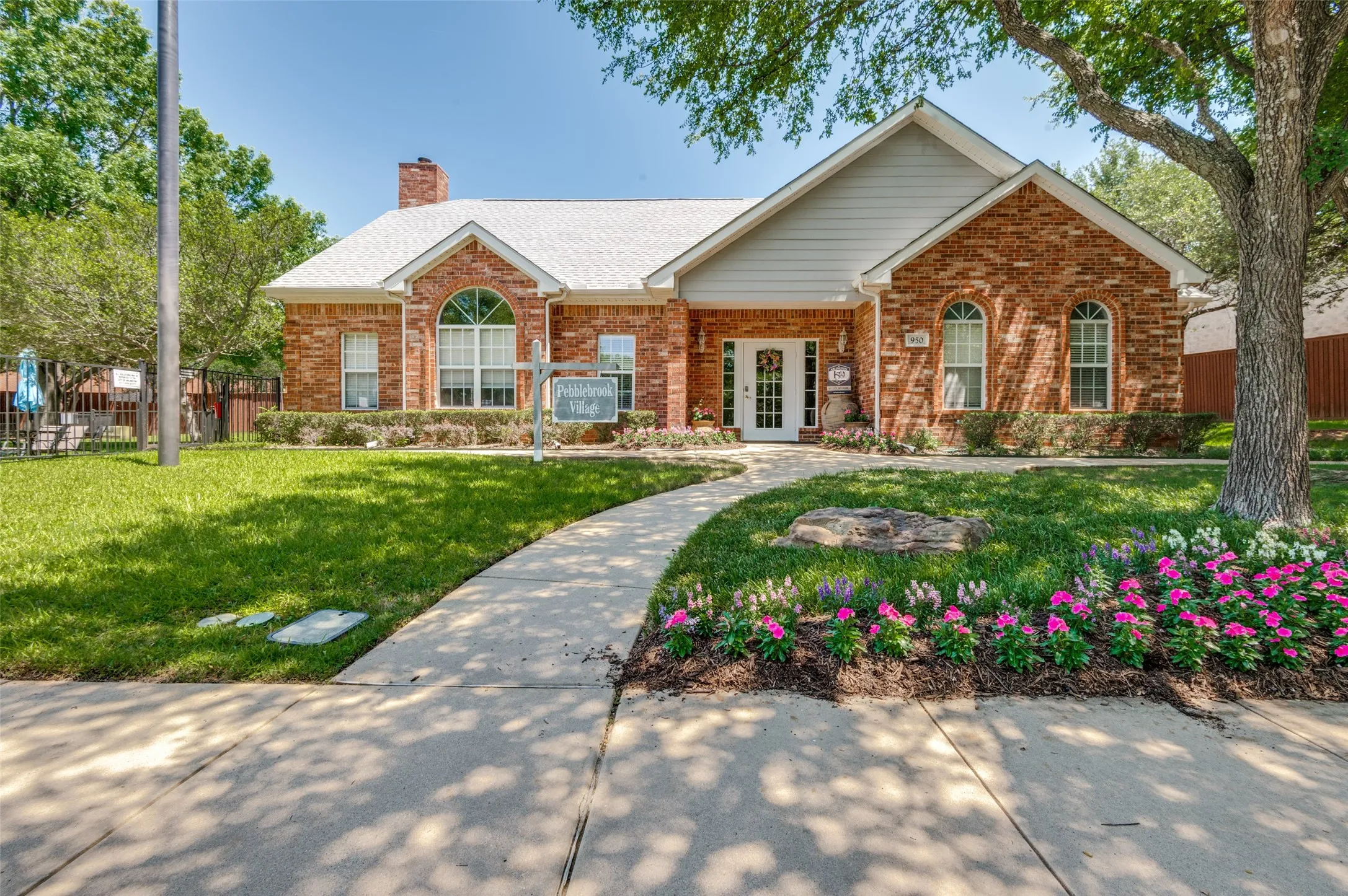 Condominium For Sale in Tarrant County , 1004 Bridges Drive, Arlington, Texas 76012, 3 Bedroom, 3 Bathroom, 2 Garage spaces, 1,767 Sqft, built in 2000, mls#21293699, Real Estate Agent in Arlington, Homes For Sale in Tarrant county, Homes For Sale in Arlington, Realtor in Arlington Texas, Real Estate Brokerage Independent Realty Texas, Luminita Cordes Realtor