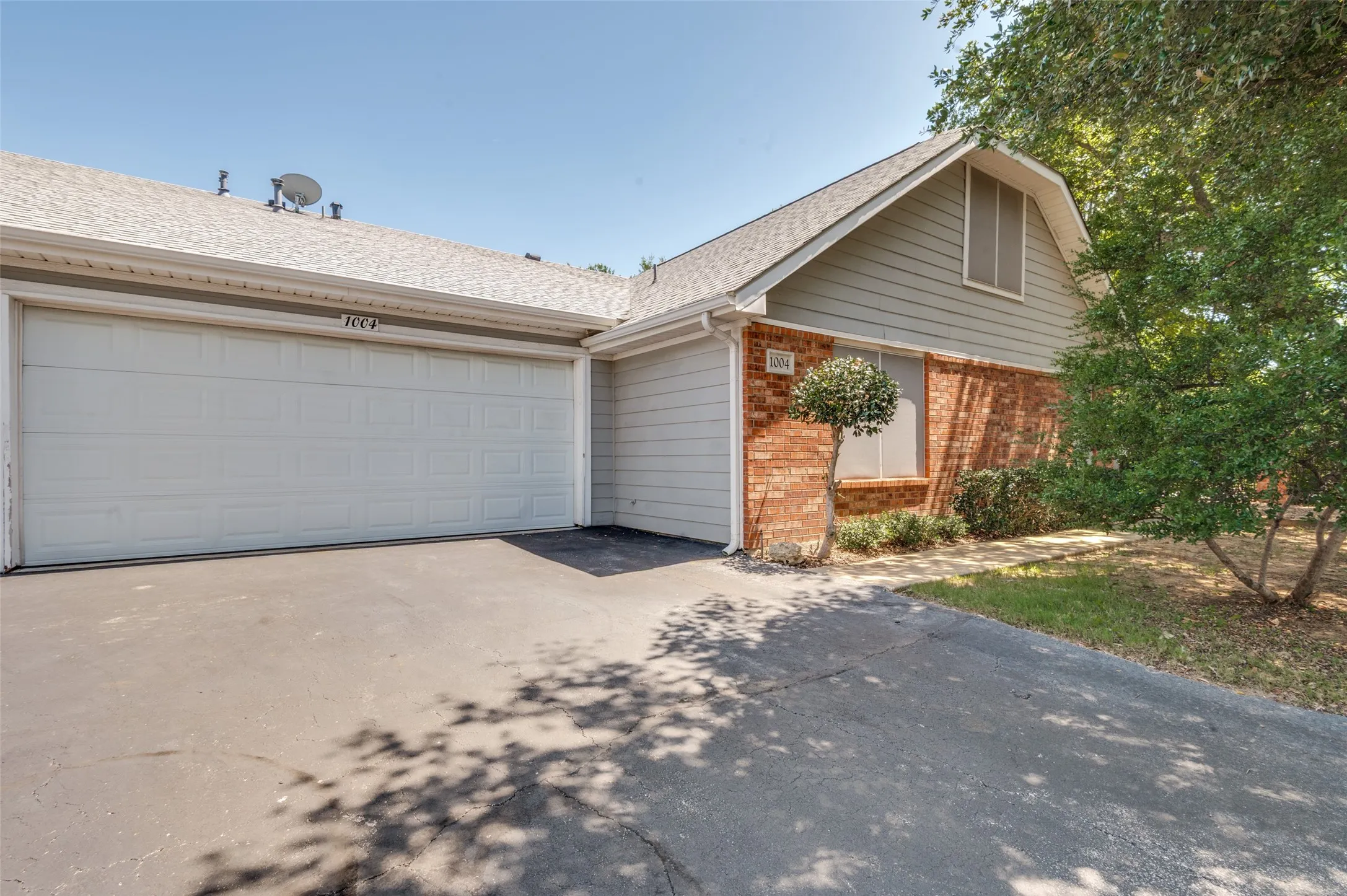 Condominium For Sale in Tarrant County , 1004 Bridges Drive, Arlington, Texas 76012, 3 Bedroom, 3 Bathroom, 2 Garage spaces, 1,767 Sqft, built in 2000, mls#21293699, Real Estate Agent in Arlington, Homes For Sale in Tarrant county, Homes For Sale in Arlington, Realtor in Arlington Texas, Real Estate Brokerage Independent Realty Texas, Luminita Cordes Realtor