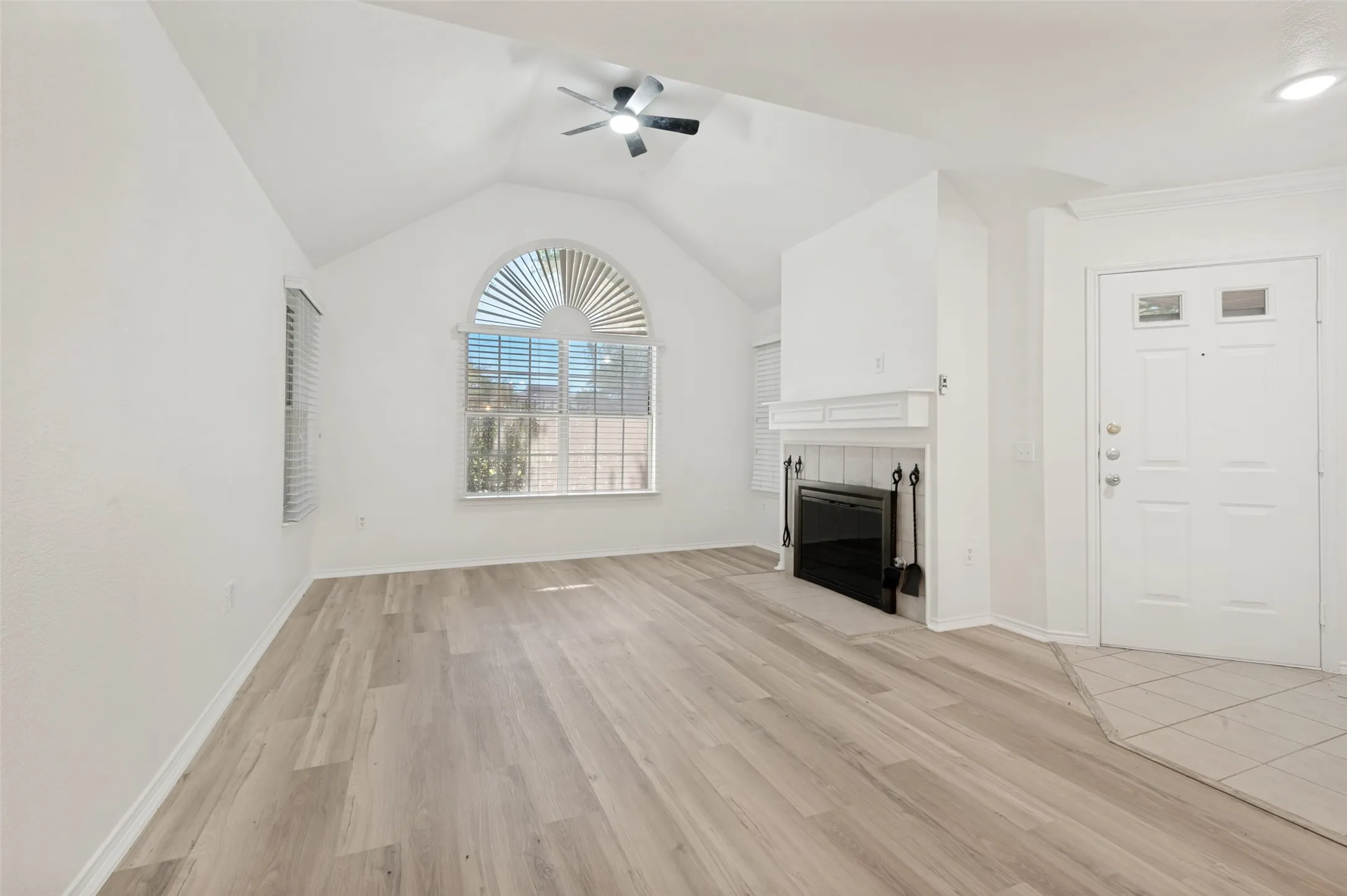 Condominium For Sale in Tarrant County , 1004 Bridges Drive, Arlington, Texas 76012, 3 Bedroom, 3 Bathroom, 2 Garage spaces, 1,767 Sqft, built in 2000, mls#21293699, Real Estate Agent in Arlington, Homes For Sale in Tarrant county, Homes For Sale in Arlington, Realtor in Arlington Texas, Real Estate Brokerage Independent Realty Texas, Luminita Cordes Realtor