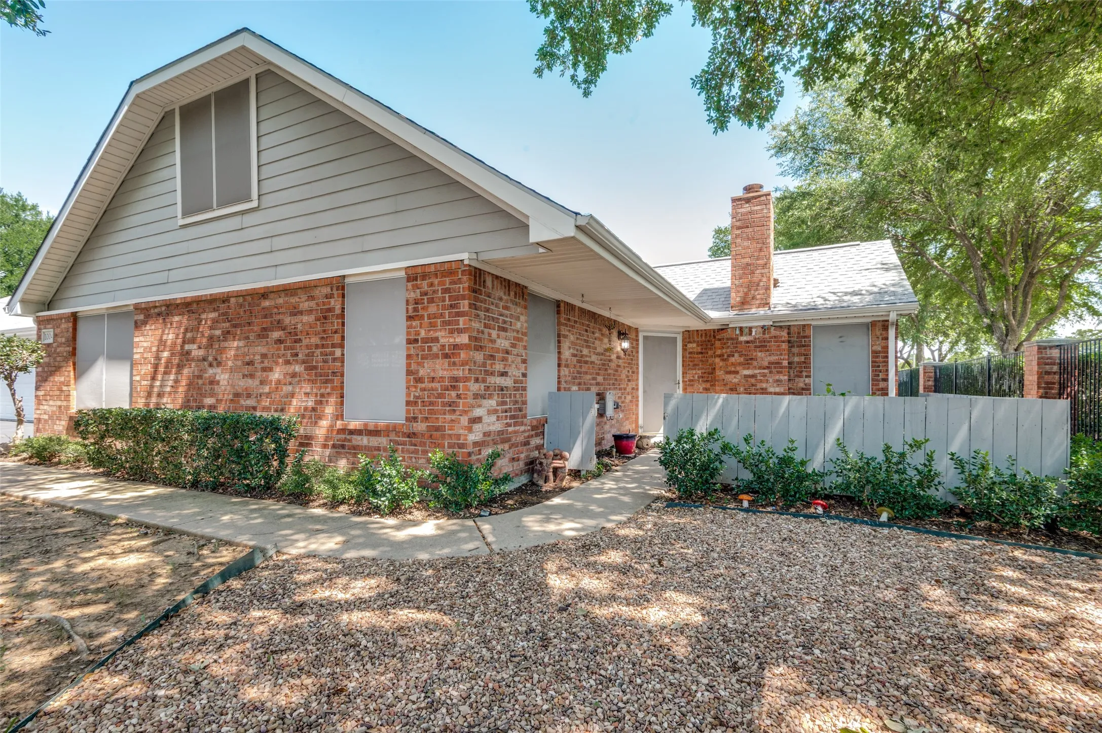 Condominium For Sale in Tarrant County , 1004 Bridges Drive, Arlington, Texas 76012, 3 Bedroom, 3 Bathroom, 2 Garage spaces, 1,767 Sqft, built in 2000, mls#21293699, Real Estate Agent in Arlington, Homes For Sale in Tarrant county, Homes For Sale in Arlington, Realtor in Arlington Texas, Real Estate Brokerage Independent Realty Texas, Luminita Cordes Realtor