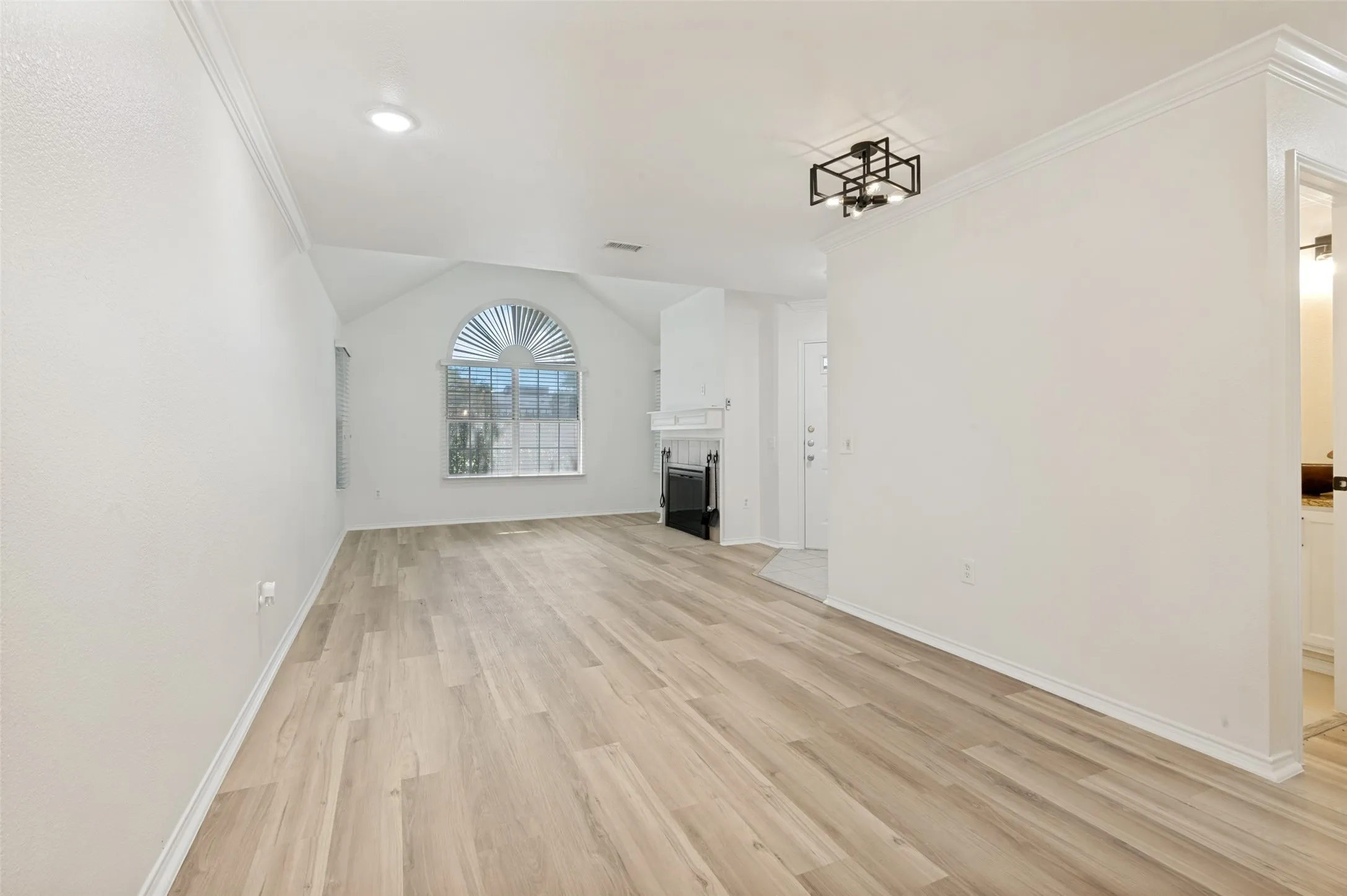 Condominium For Sale in Tarrant County , 1004 Bridges Drive, Arlington, Texas 76012, 3 Bedroom, 3 Bathroom, 2 Garage spaces, 1,767 Sqft, built in 2000, mls#21293699, Real Estate Agent in Arlington, Homes For Sale in Tarrant county, Homes For Sale in Arlington, Realtor in Arlington Texas, Real Estate Brokerage Independent Realty Texas, Luminita Cordes Realtor