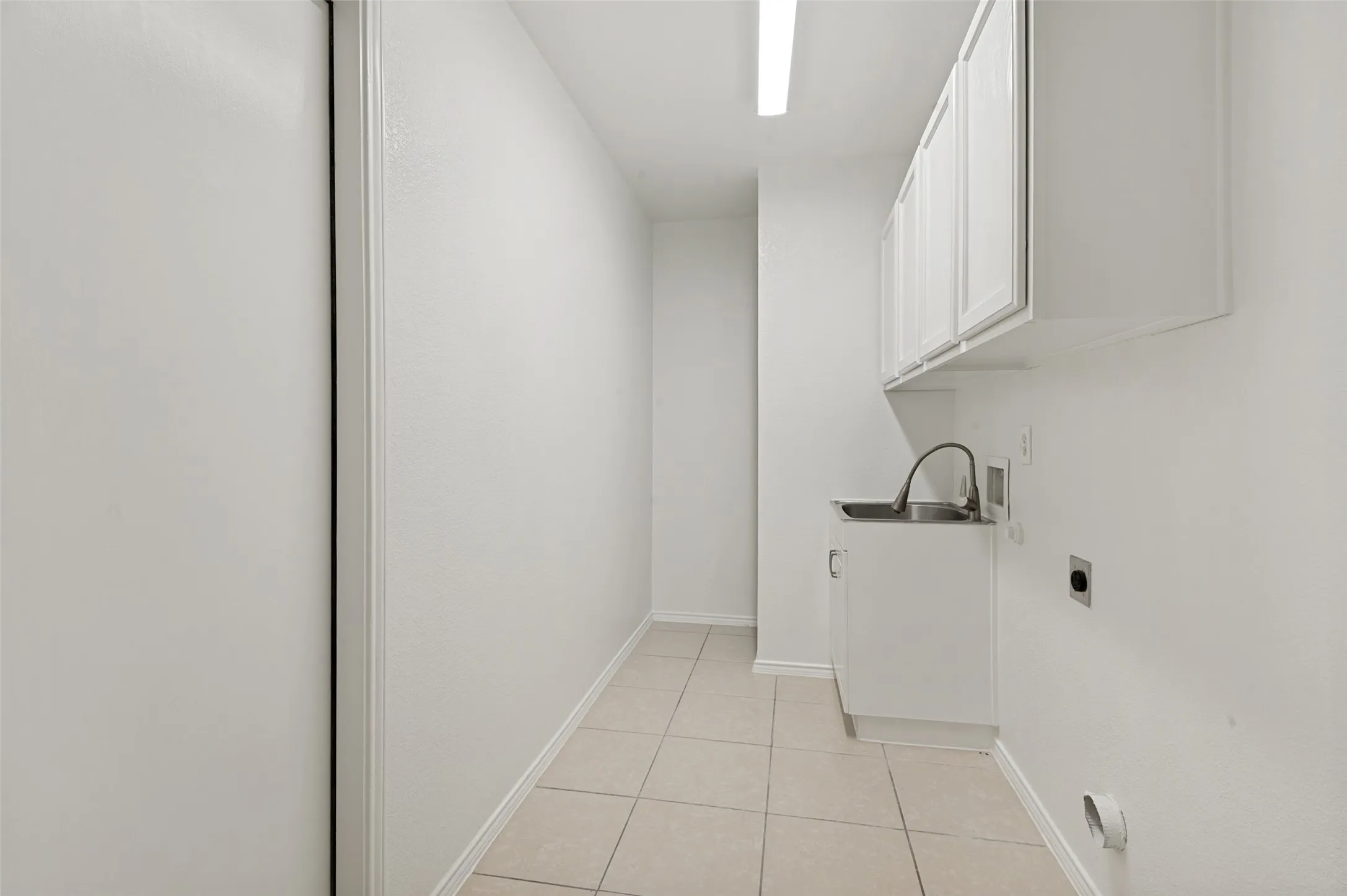 Condominium For Sale in Tarrant County , 1004 Bridges Drive, Arlington, Texas 76012, 3 Bedroom, 3 Bathroom, 2 Garage spaces, 1,767 Sqft, built in 2000, mls#21293699, Real Estate Agent in Arlington, Homes For Sale in Tarrant county, Homes For Sale in Arlington, Realtor in Arlington Texas, Real Estate Brokerage Independent Realty Texas, Luminita Cordes Realtor