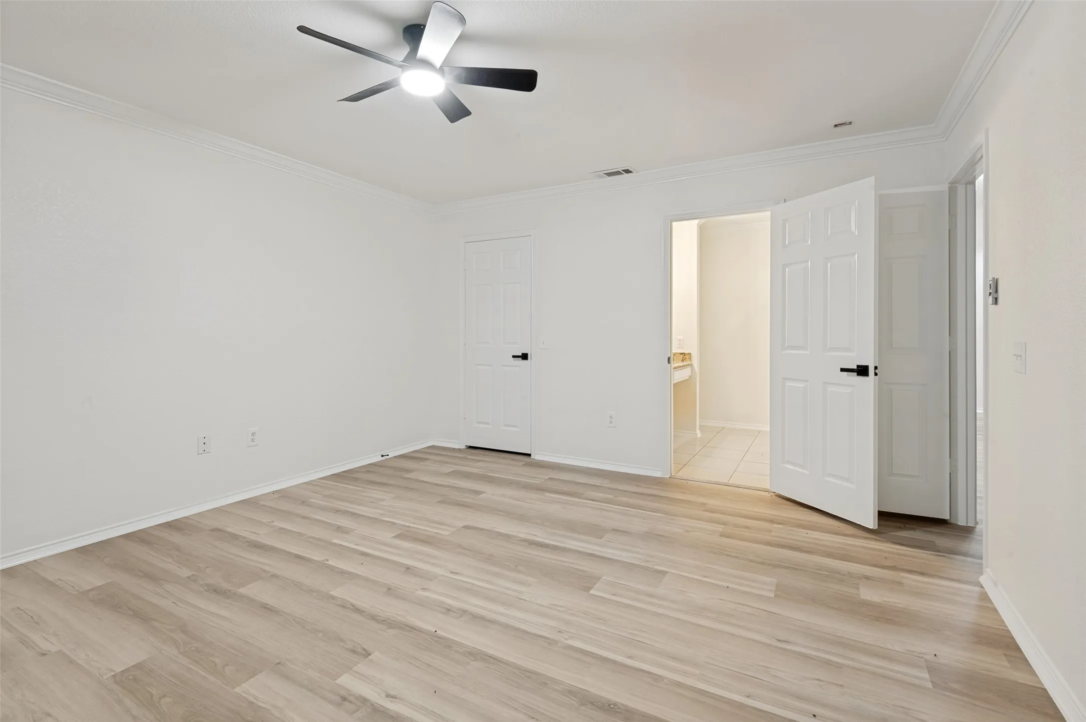 Condominium For Sale in Tarrant County , 1004 Bridges Drive, Arlington, Texas 76012, 3 Bedroom, 3 Bathroom, 2 Garage spaces, 1,767 Sqft, built in 2000, mls#21293699, Real Estate Agent in Arlington, Homes For Sale in Tarrant county, Homes For Sale in Arlington, Realtor in Arlington Texas, Real Estate Brokerage Independent Realty Texas, Luminita Cordes Realtor