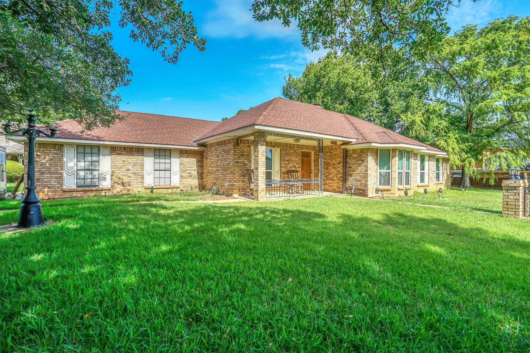 Single Family Residence For Sale in Tarrant County , 5404 Dana Point Drive, Arlington, Texas 76017, 3 Bedroom, 2 Bathroom, 2 Garage spaces, 1,962 Sqft, built in 1983, mls#21295906, Real Estate Agent in Arlington, Homes For Sale in Tarrant county, Homes For Sale in Arlington, Realtor in Arlington Texas, Real Estate Brokerage Independent Realty Texas, Luminita Cordes Realtor