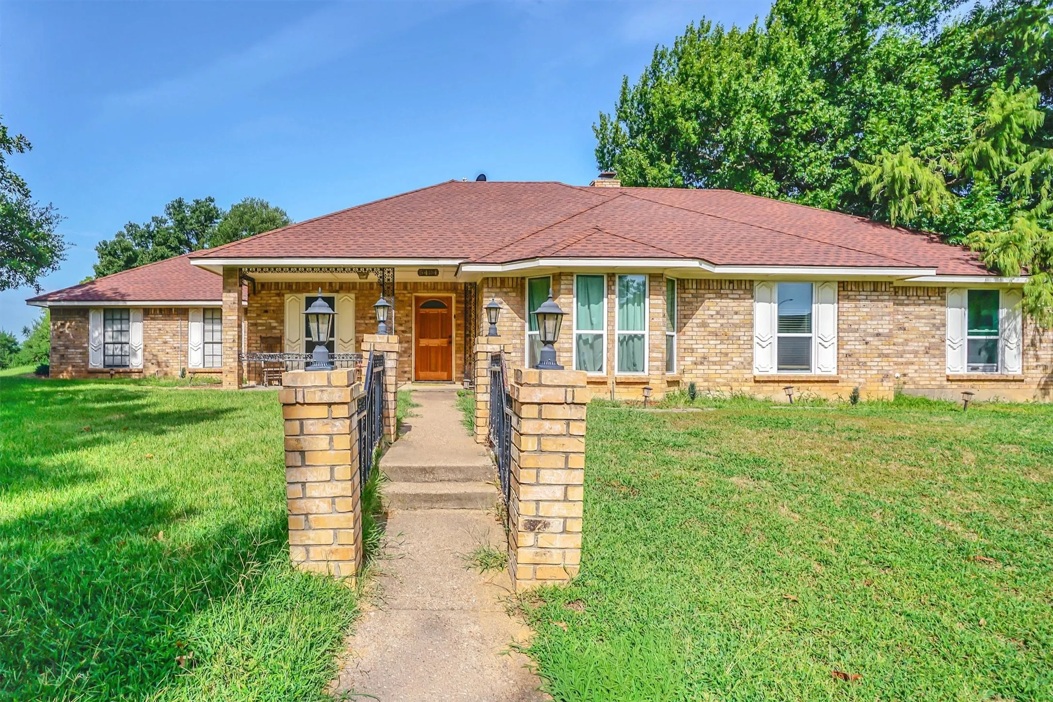 Single Family Residence For Sale in Tarrant County , 5404 Dana Point Drive, Arlington, Texas 76017, 3 Bedroom, 2 Bathroom, 2 Garage spaces, 1,962 Sqft, built in 1983, mls#21295906, Real Estate Agent in Arlington, Homes For Sale in Tarrant county, Homes For Sale in Arlington, Realtor in Arlington Texas, Real Estate Brokerage Independent Realty Texas, Luminita Cordes Realtor