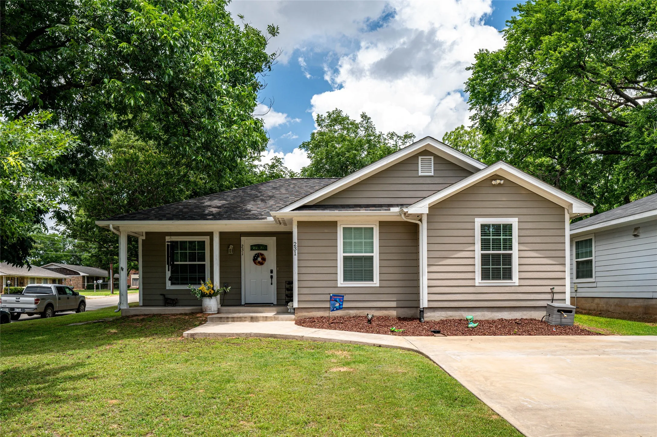 Single Family Residence For Sale in Grayson County , 231 W Murray Street, Denison, Texas 75020, 4 Bedroom, 2 Bathroom, Garage spaces, 1,315 Sqft, built in 2019, mls#21290527, Real Estate Agent in Denison, Homes For Sale in Grayson county, Homes For Sale in Denison, Realtor in Denison Texas, Real Estate Brokerage Independent Realty Texas, Luminita Cordes Realtor