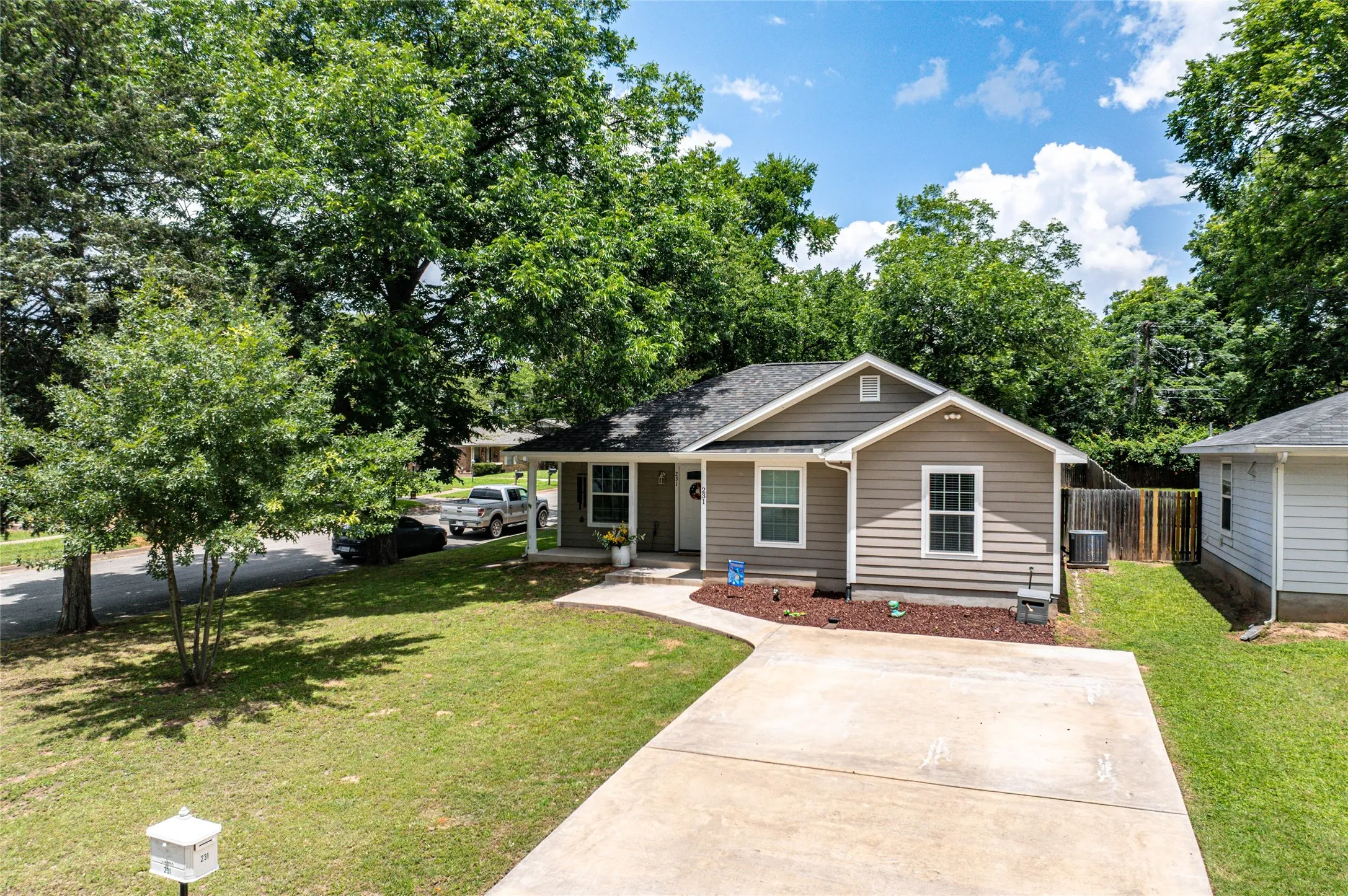 Single Family Residence For Sale in Grayson County , 231 W Murray Street, Denison, Texas 75020, 4 Bedroom, 2 Bathroom, Garage spaces, 1,315 Sqft, built in 2019, mls#21290527, Real Estate Agent in Denison, Homes For Sale in Grayson county, Homes For Sale in Denison, Realtor in Denison Texas, Real Estate Brokerage Independent Realty Texas, Luminita Cordes Realtor