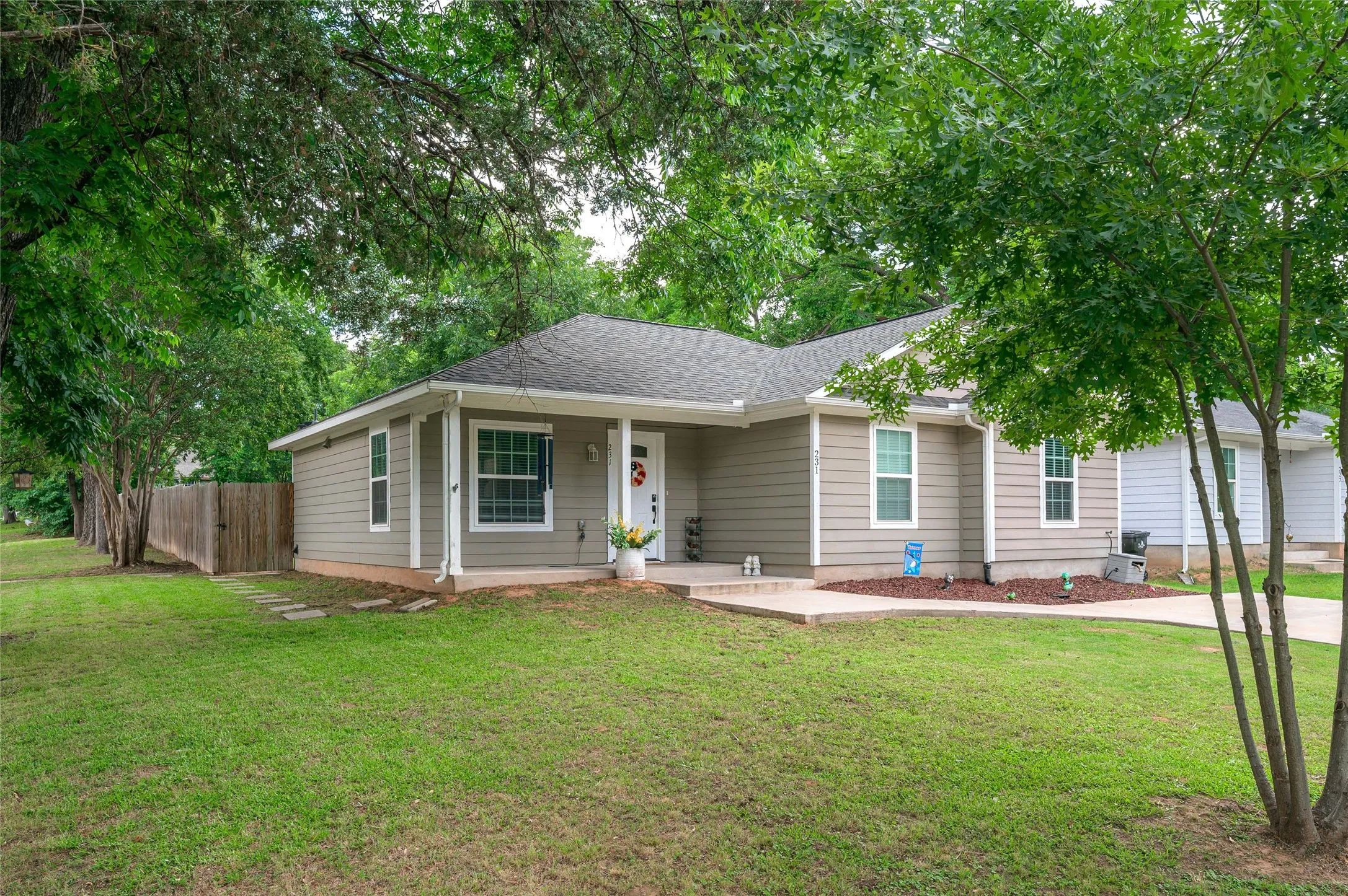 Single Family Residence For Sale in Grayson County , 231 W Murray Street, Denison, Texas 75020, 4 Bedroom, 2 Bathroom, Garage spaces, 1,315 Sqft, built in 2019, mls#21290527, Real Estate Agent in Denison, Homes For Sale in Grayson county, Homes For Sale in Denison, Realtor in Denison Texas, Real Estate Brokerage Independent Realty Texas, Luminita Cordes Realtor