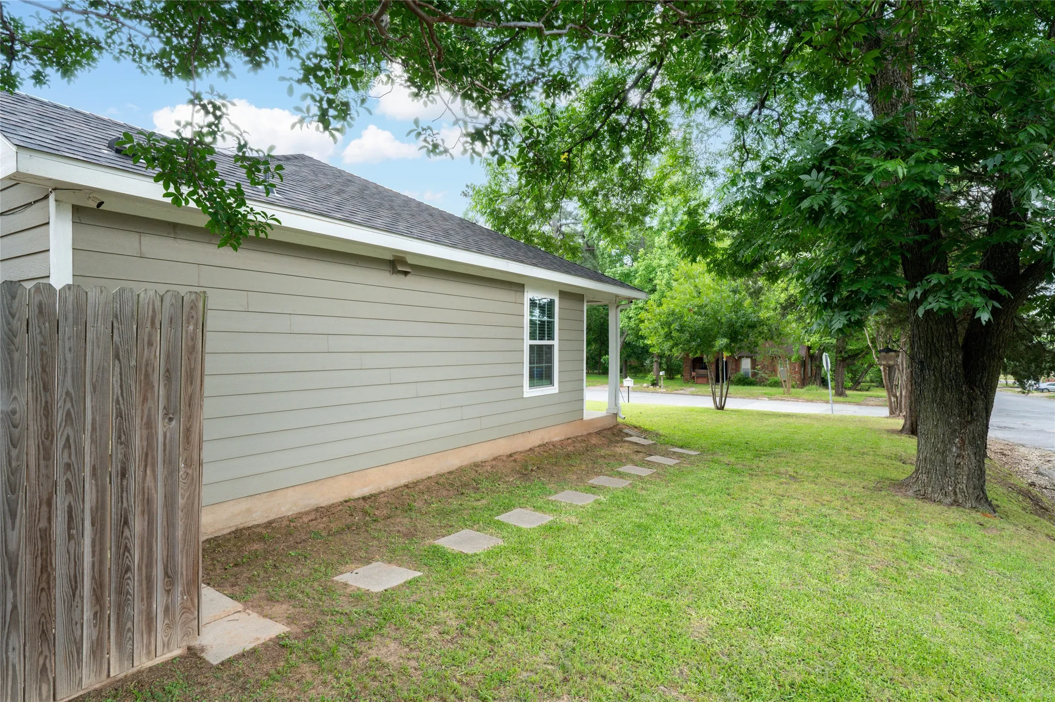Single Family Residence For Sale in Grayson County , 231 W Murray Street, Denison, Texas 75020, 4 Bedroom, 2 Bathroom, Garage spaces, 1,315 Sqft, built in 2019, mls#21290527, Real Estate Agent in Denison, Homes For Sale in Grayson county, Homes For Sale in Denison, Realtor in Denison Texas, Real Estate Brokerage Independent Realty Texas, Luminita Cordes Realtor