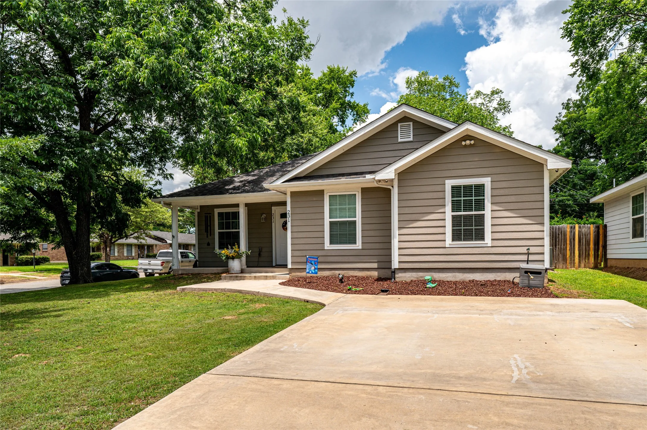 Single Family Residence For Sale in Grayson County , 231 W Murray Street, Denison, Texas 75020, 4 Bedroom, 2 Bathroom, Garage spaces, 1,315 Sqft, built in 2019, mls#21290527, Real Estate Agent in Denison, Homes For Sale in Grayson county, Homes For Sale in Denison, Realtor in Denison Texas, Real Estate Brokerage Independent Realty Texas, Luminita Cordes Realtor