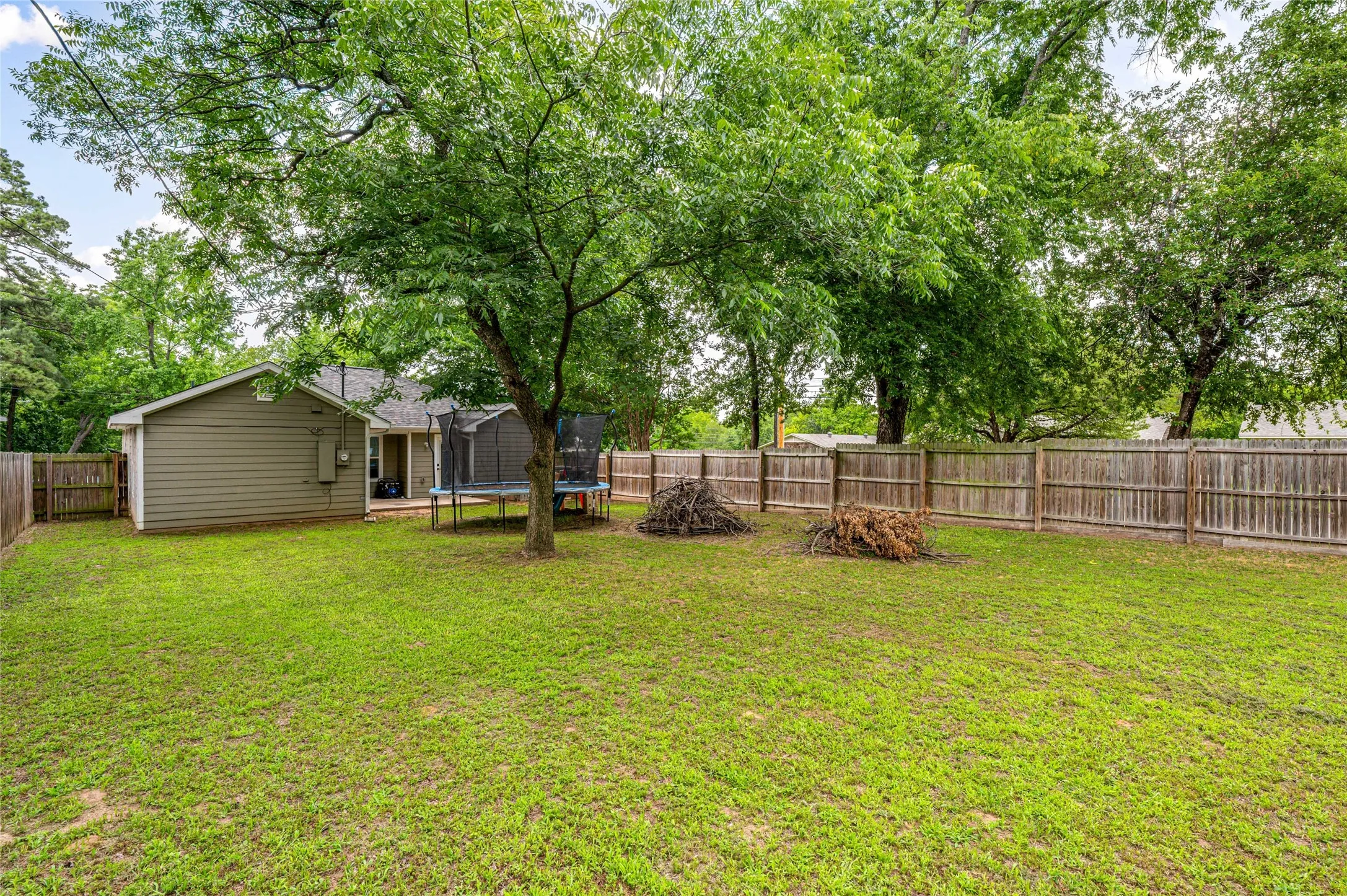 Single Family Residence For Sale in Grayson County , 231 W Murray Street, Denison, Texas 75020, 4 Bedroom, 2 Bathroom, Garage spaces, 1,315 Sqft, built in 2019, mls#21290527, Real Estate Agent in Denison, Homes For Sale in Grayson county, Homes For Sale in Denison, Realtor in Denison Texas, Real Estate Brokerage Independent Realty Texas, Luminita Cordes Realtor