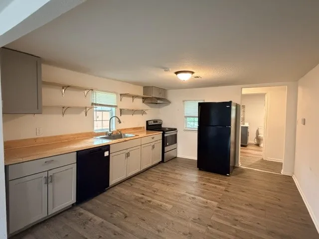 Single Family Residence For Rent in Grayson County , 927 W Baker Street, Denison, Texas 75020, 2 Bedroom, 1 Bathroom, Garage spaces, 994 Sqft, built in 1945, mls#21295955, Real Estate Agent in Denison, Homes For Rent in Grayson county, Homes For Rent in Denison, Realtor in Denison Texas, Real Estate Brokerage Independent Realty Texas, Luminita Cordes Realtor